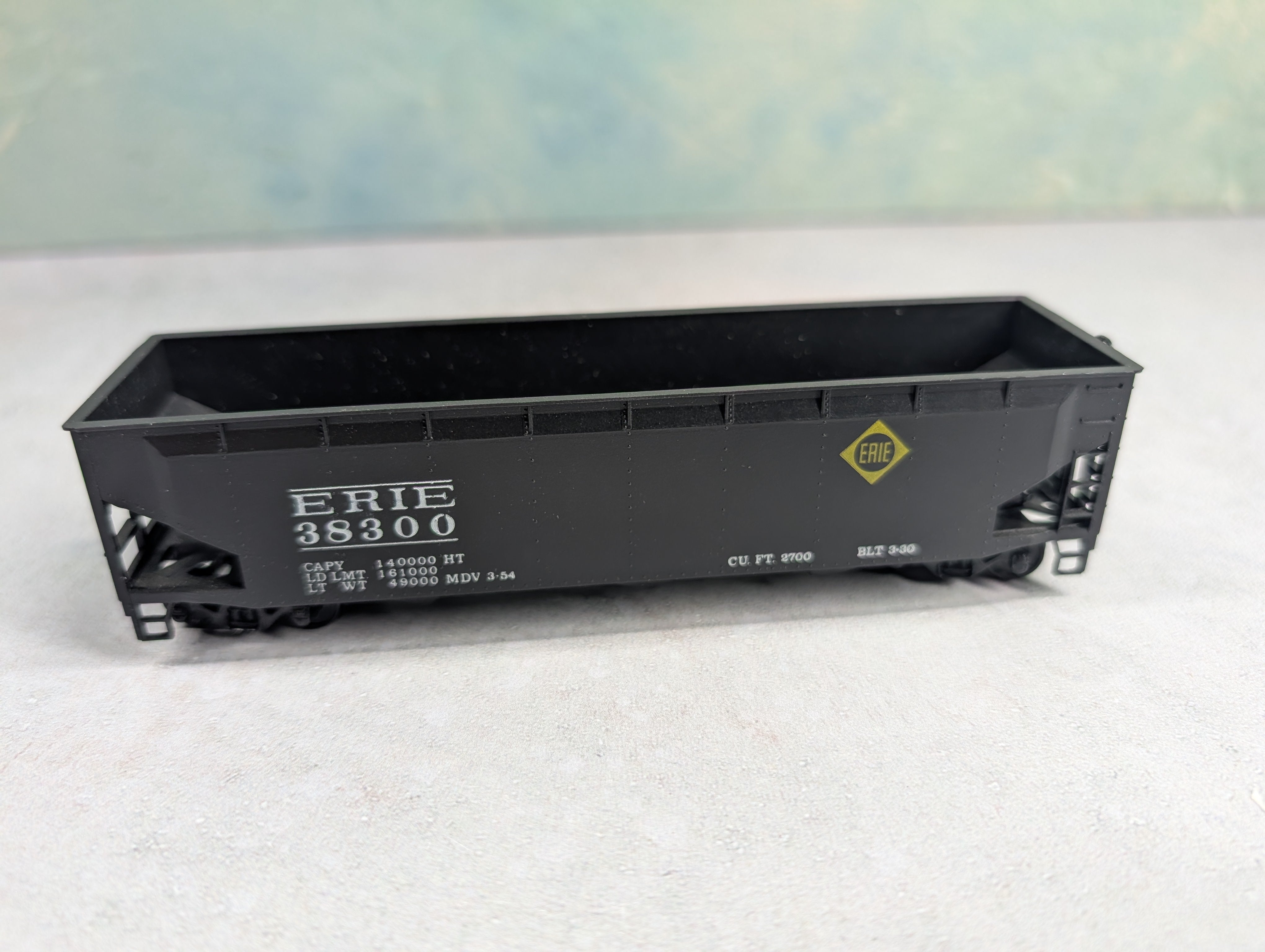 USED Roundhouse HO Scale Offset 3 Bay Hopper Erie #38300