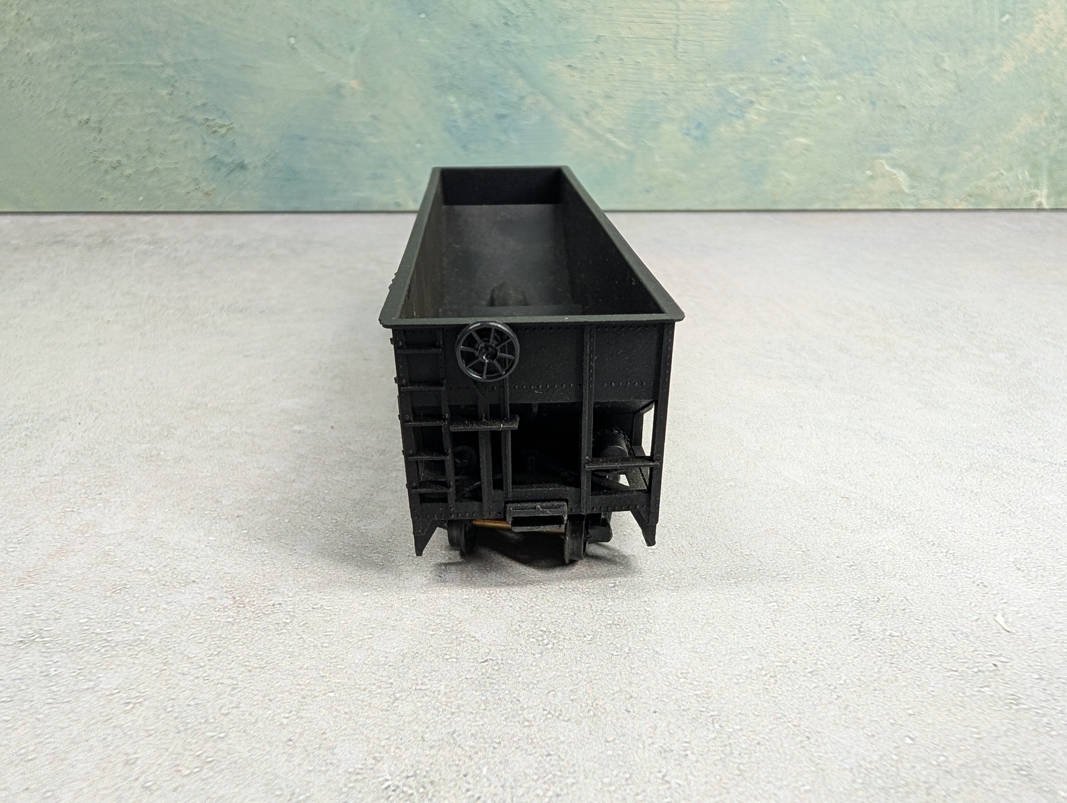 USED Roundhouse HO Scale Offset 3 Bay Hopper Erie #38300