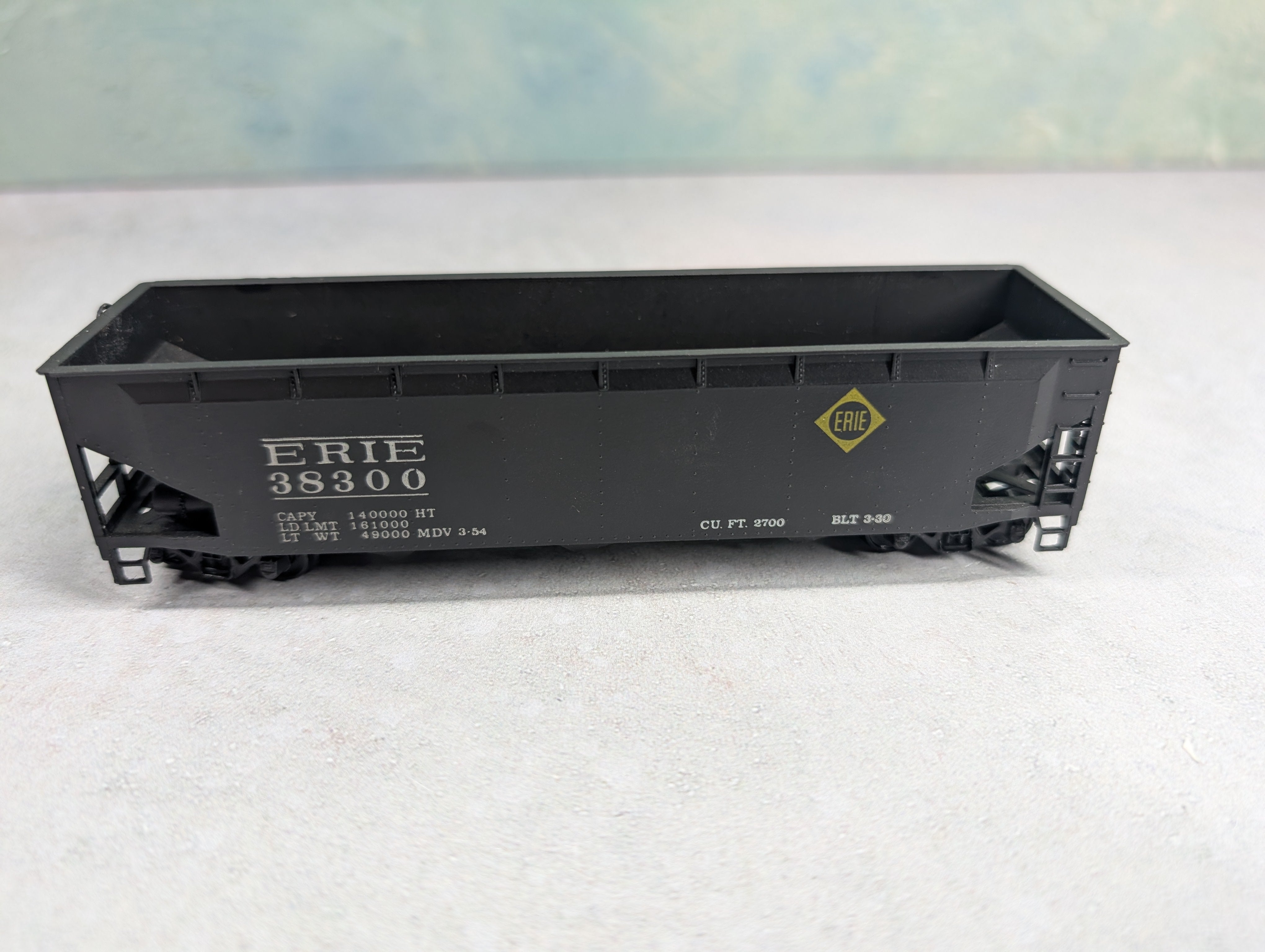 USED Roundhouse HO Scale Offset 3 Bay Hopper Erie #38300