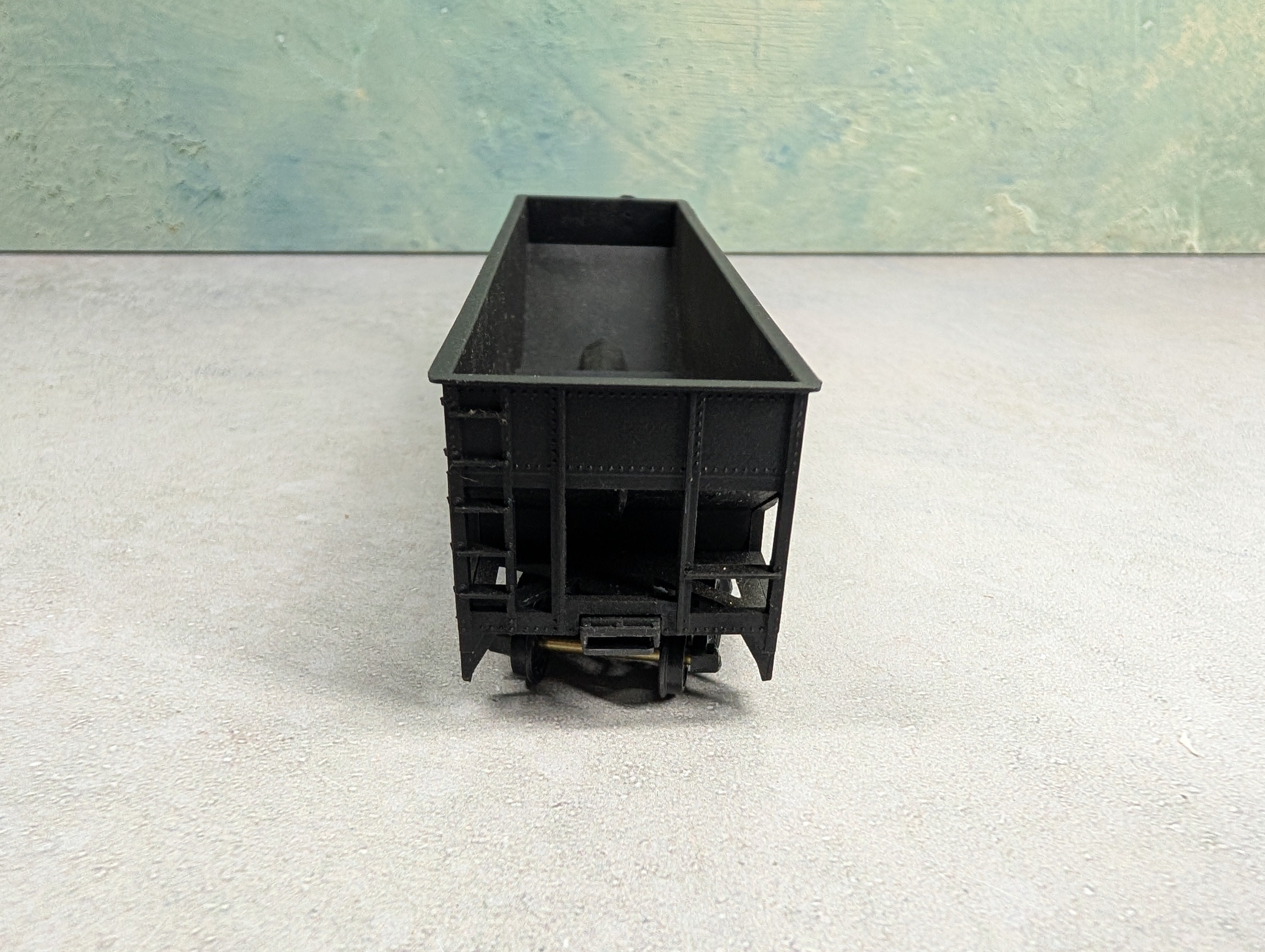 USED Roundhouse HO Scale Offset 3 Bay Hopper Erie #38300