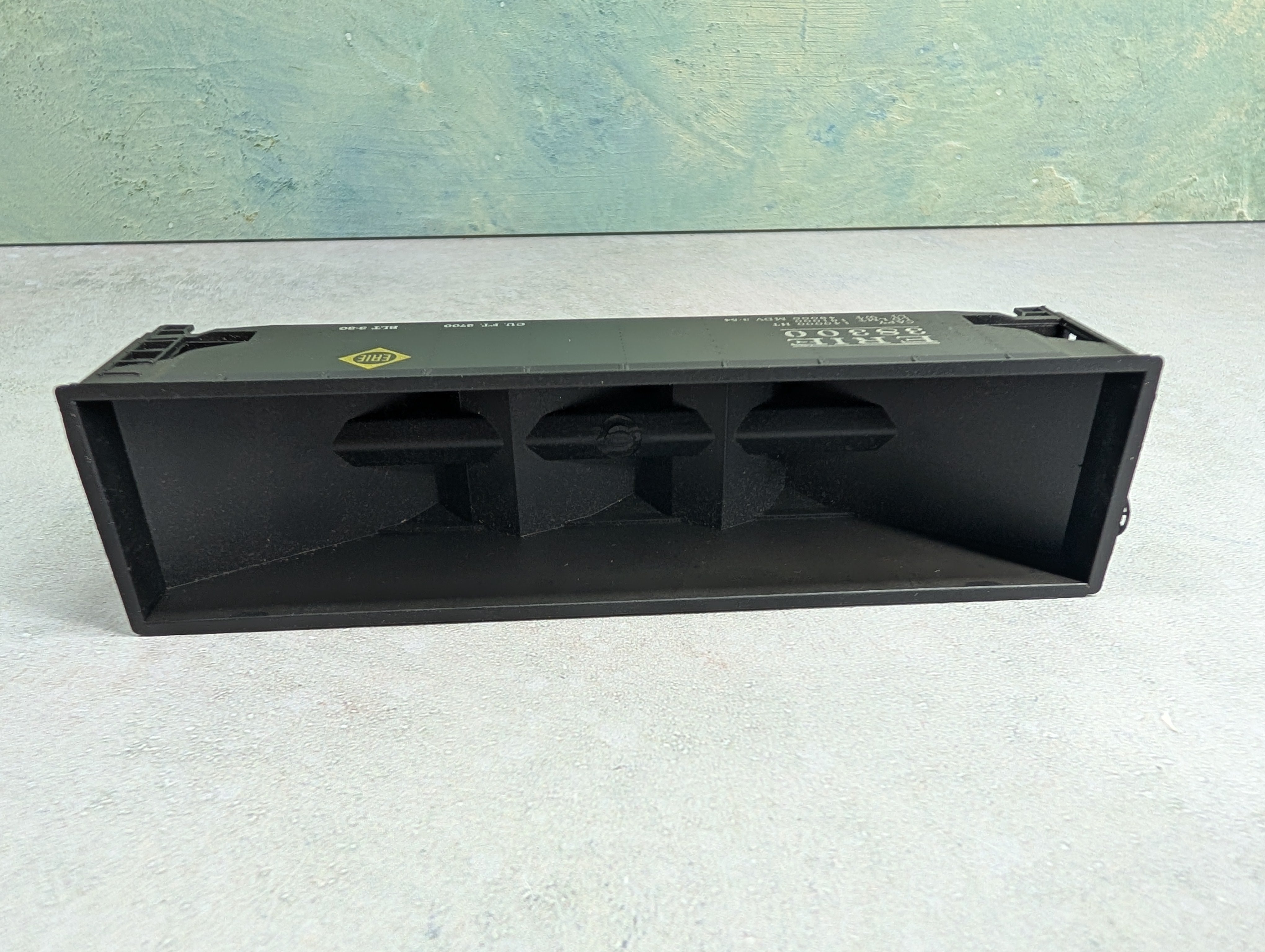 USED Roundhouse HO Scale Offset 3 Bay Hopper Erie #38300