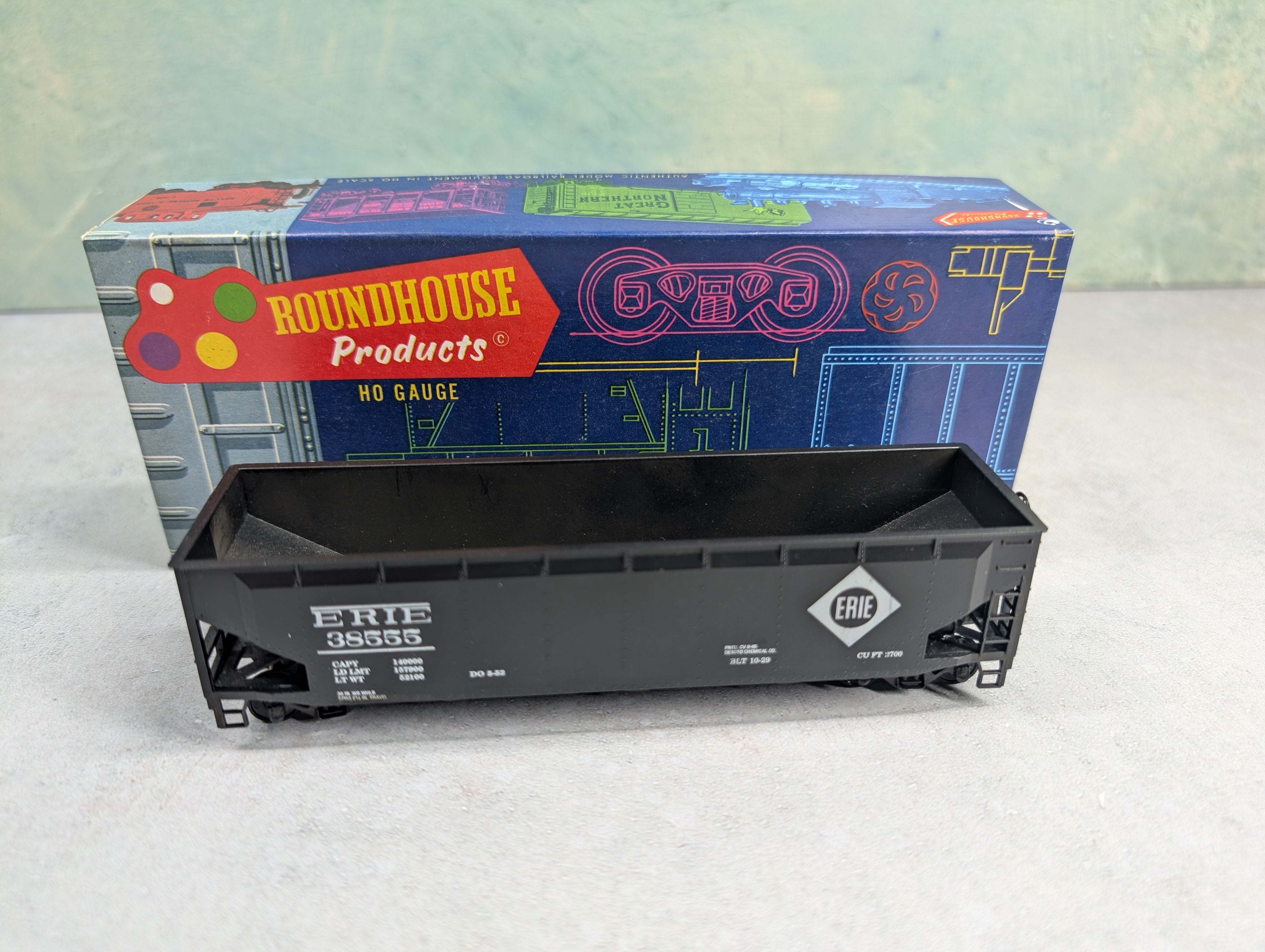USED Roundhouse HO Scale 3 Bay Rib Side Offer Erie #38555