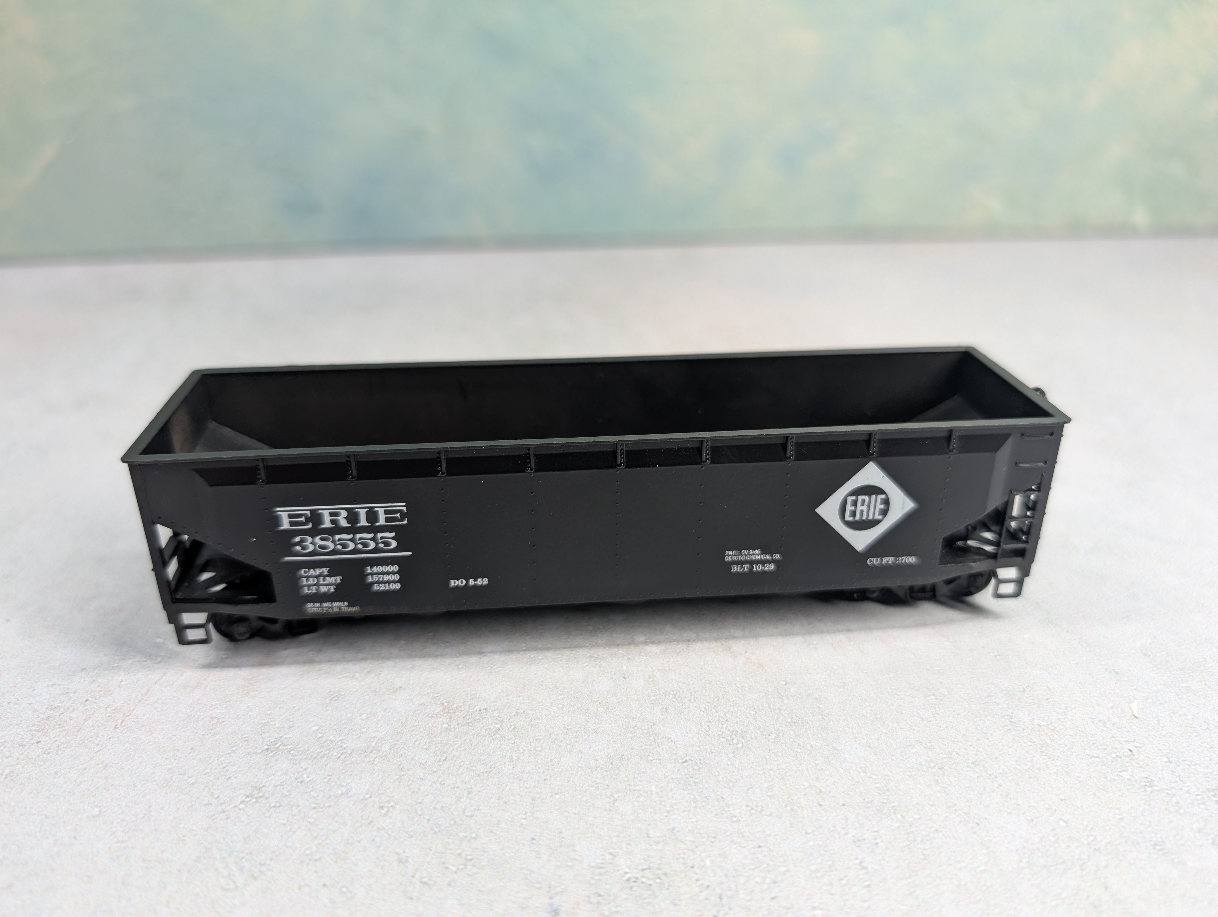 USED Roundhouse HO Scale 3 Bay Rib Side Offer Erie #38555