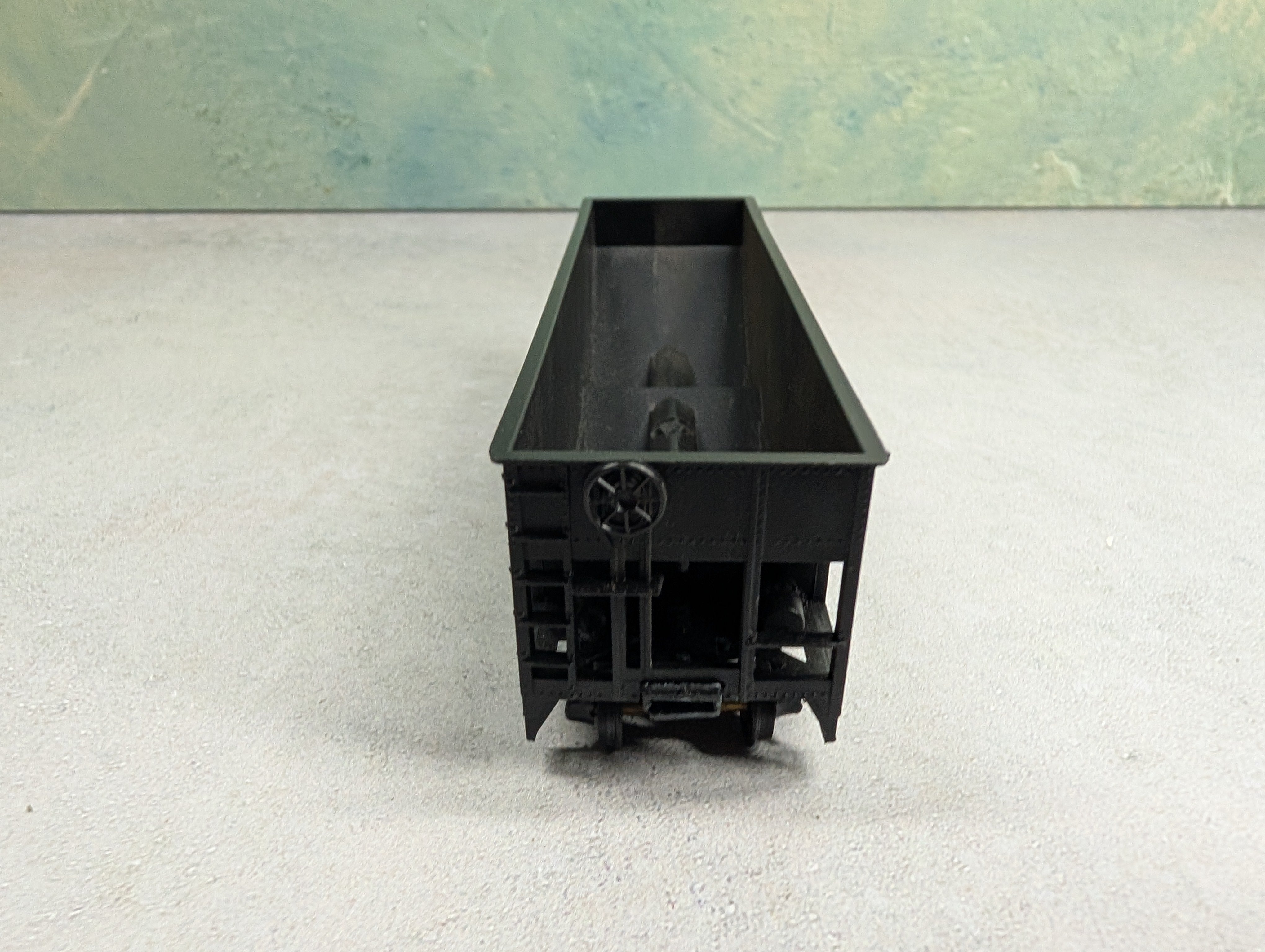 USED Roundhouse HO Scale 3 Bay Rib Side Offer Erie #38555