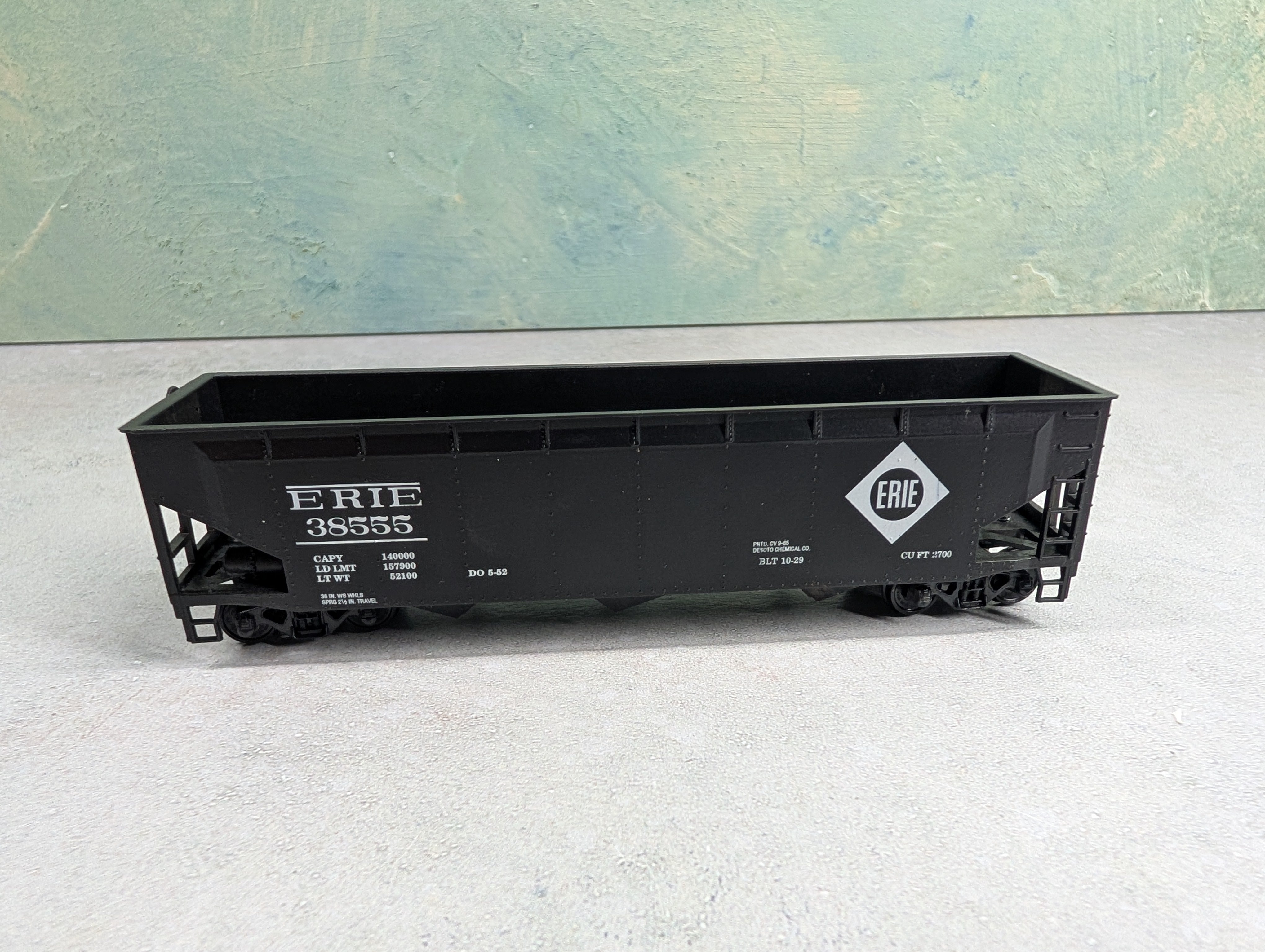 USED Roundhouse HO Scale 3 Bay Rib Side Offer Erie #38555