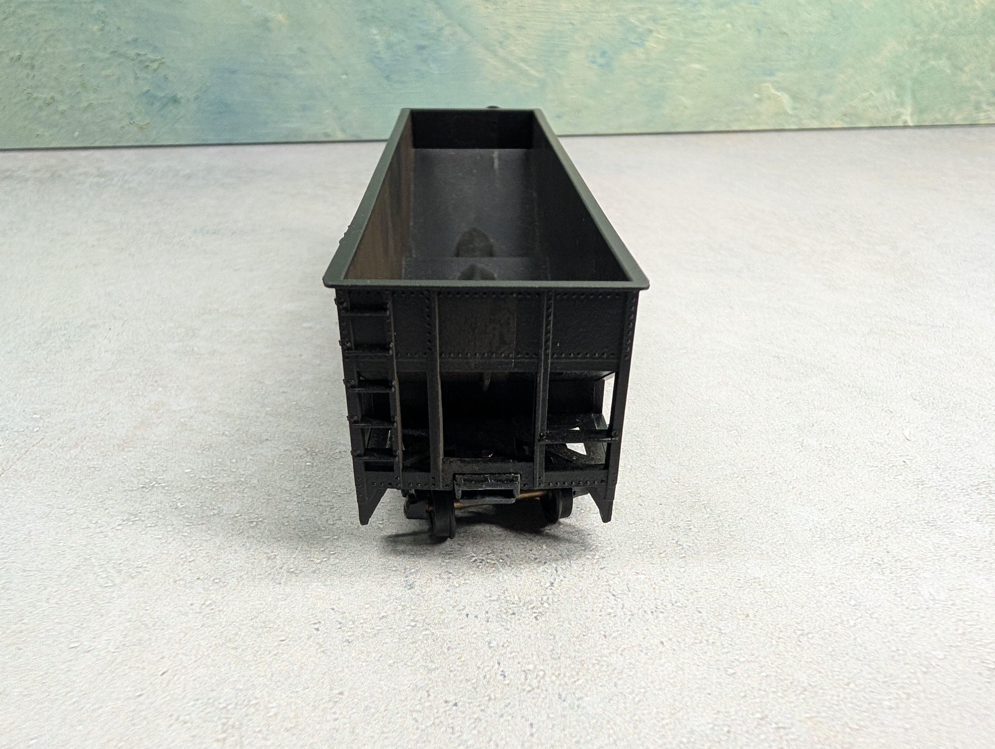 USED Roundhouse HO Scale 3 Bay Rib Side Offer Erie #38555