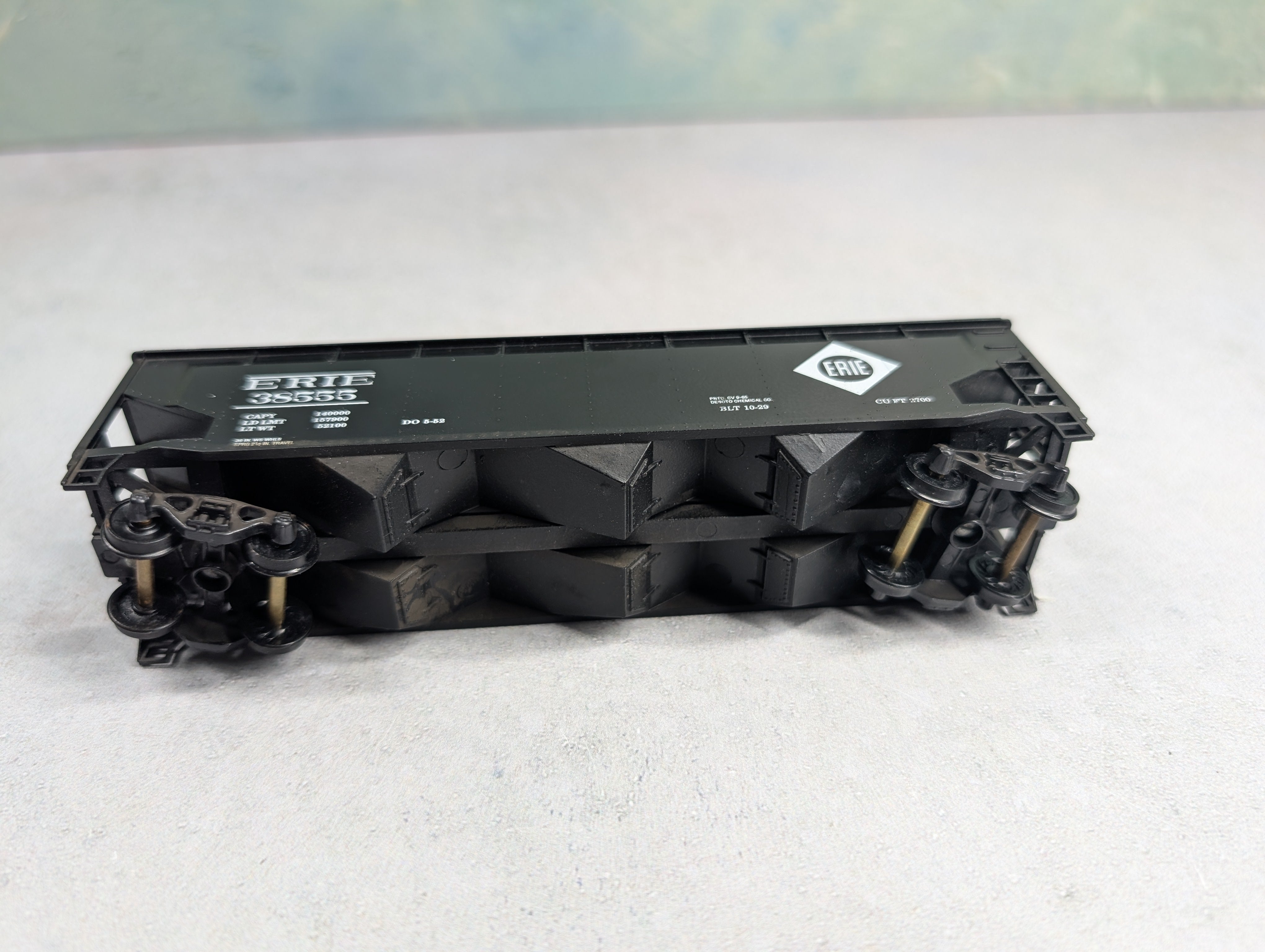 USED Roundhouse HO Scale 3 Bay Rib Side Offer Erie #38555