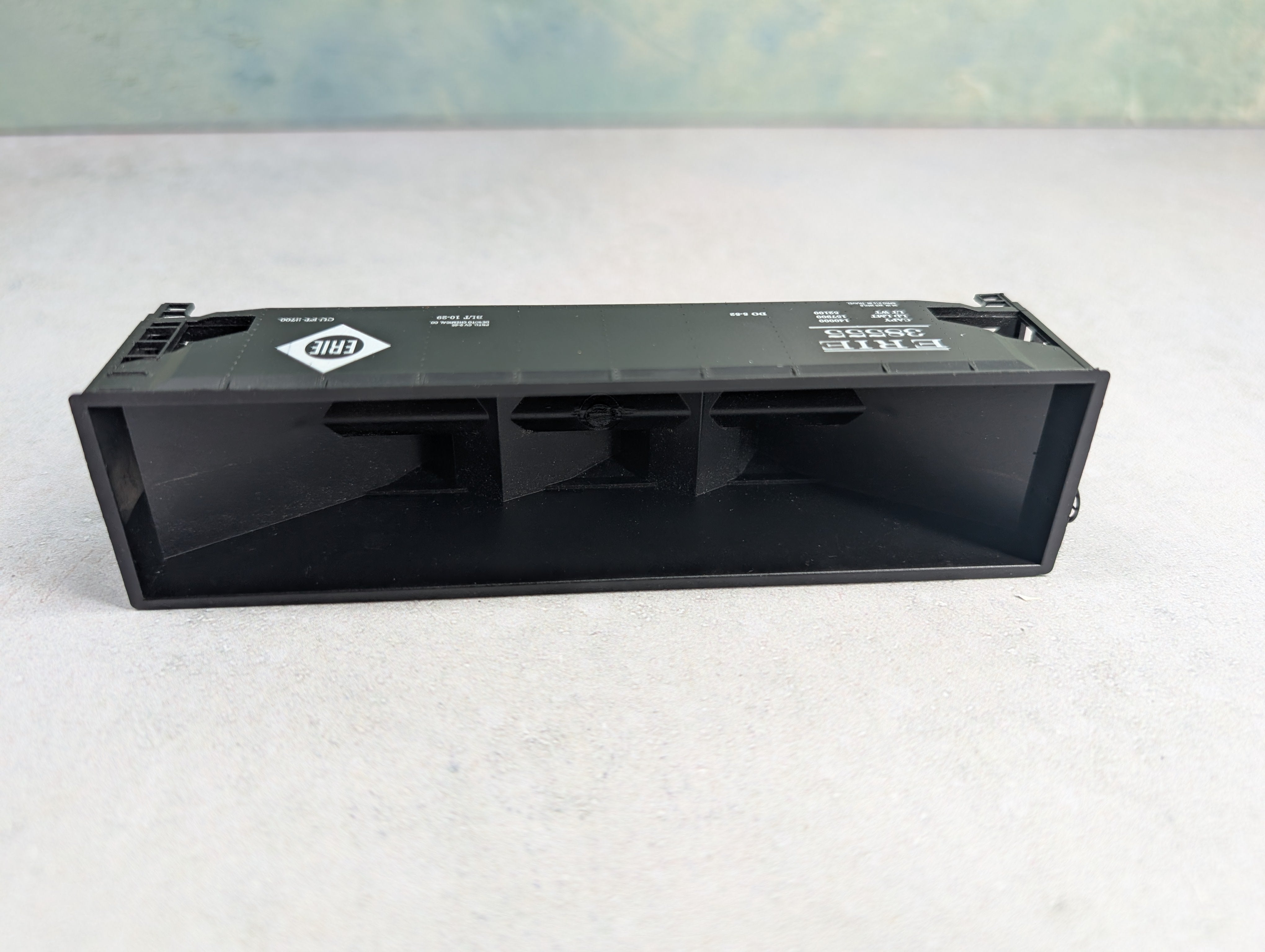 USED Roundhouse HO Scale 3 Bay Rib Side Offer Erie #38555