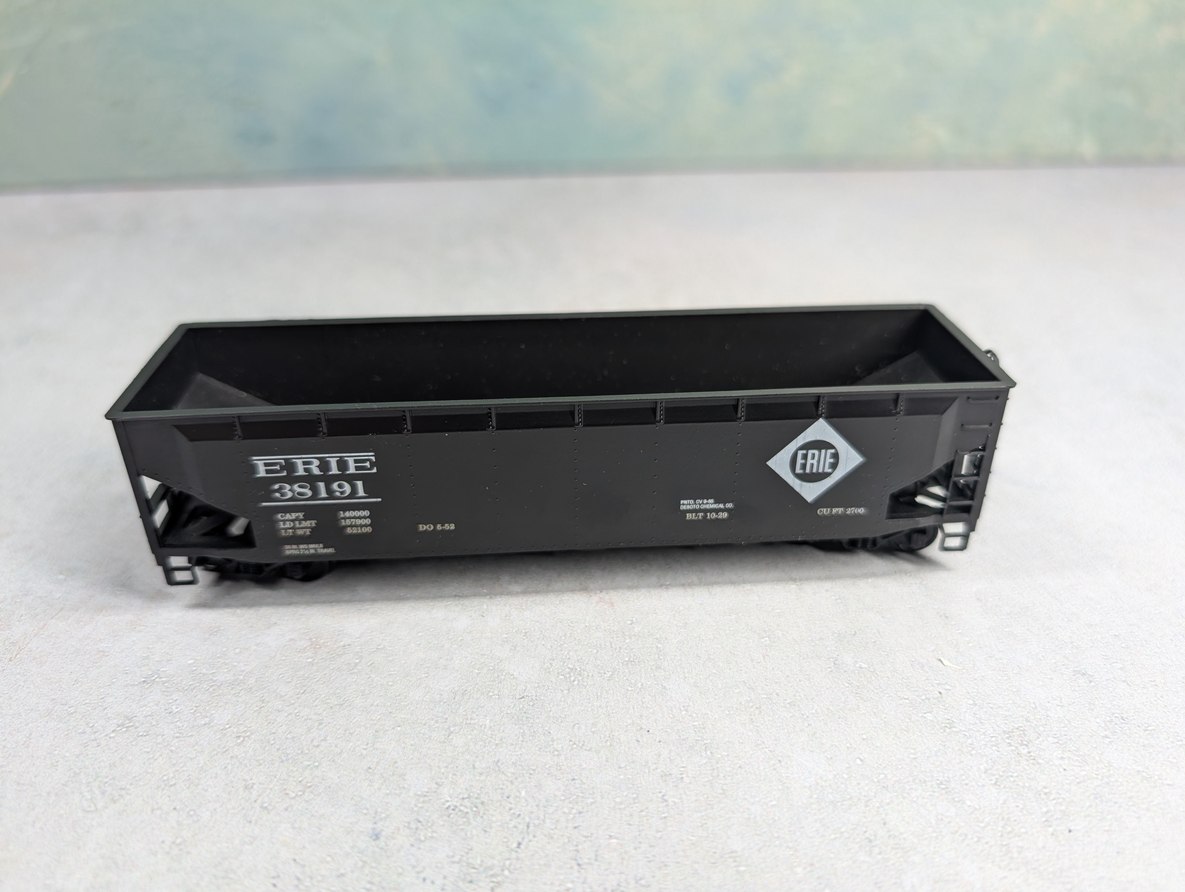 USED Roundhouse HO Scale 3 Bay Offset Offer Erie #38191