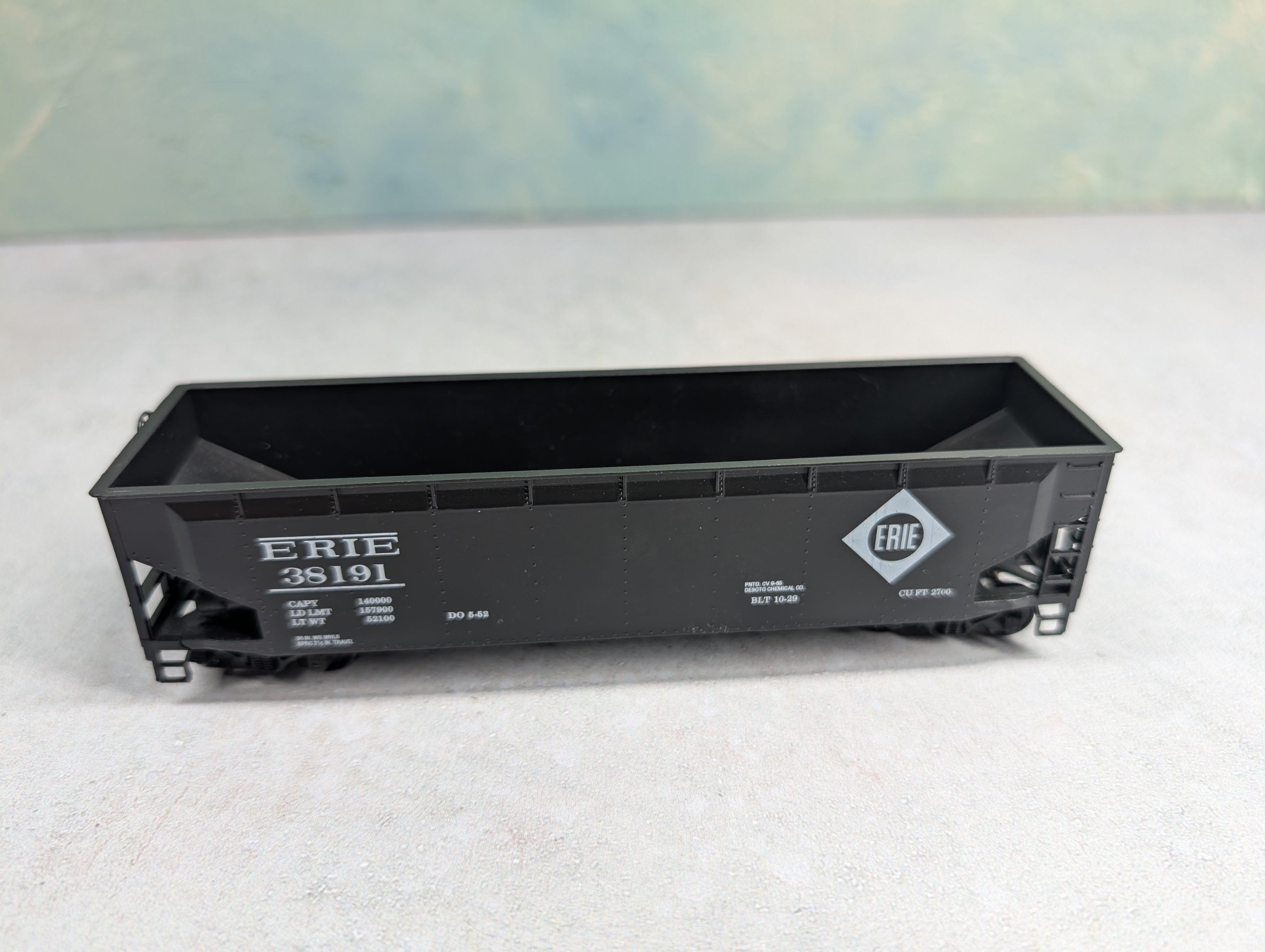 USED Roundhouse HO Scale 3 Bay Offset Offer Erie #38191