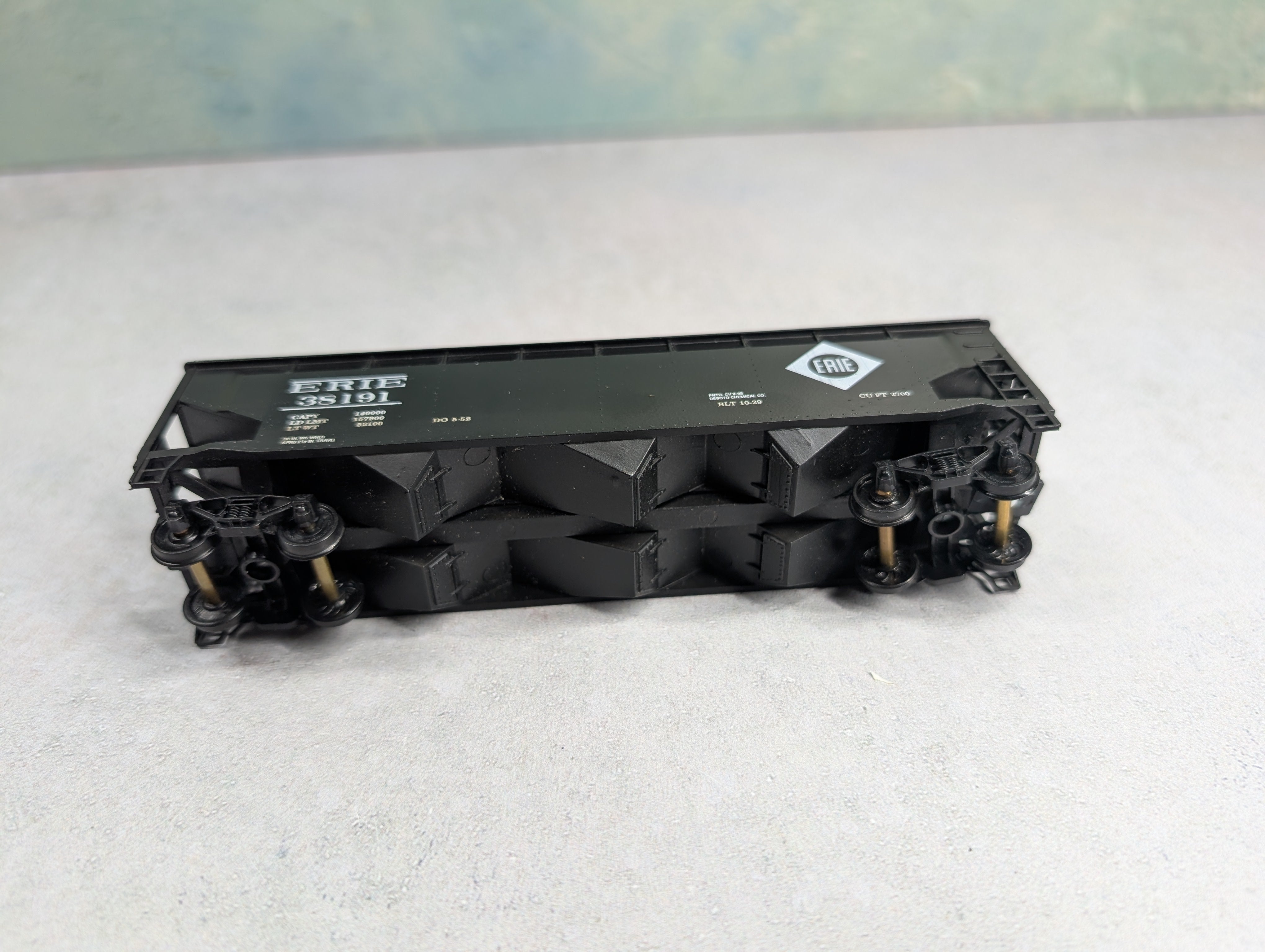 USED Roundhouse HO Scale 3 Bay Offset Offer Erie #38191