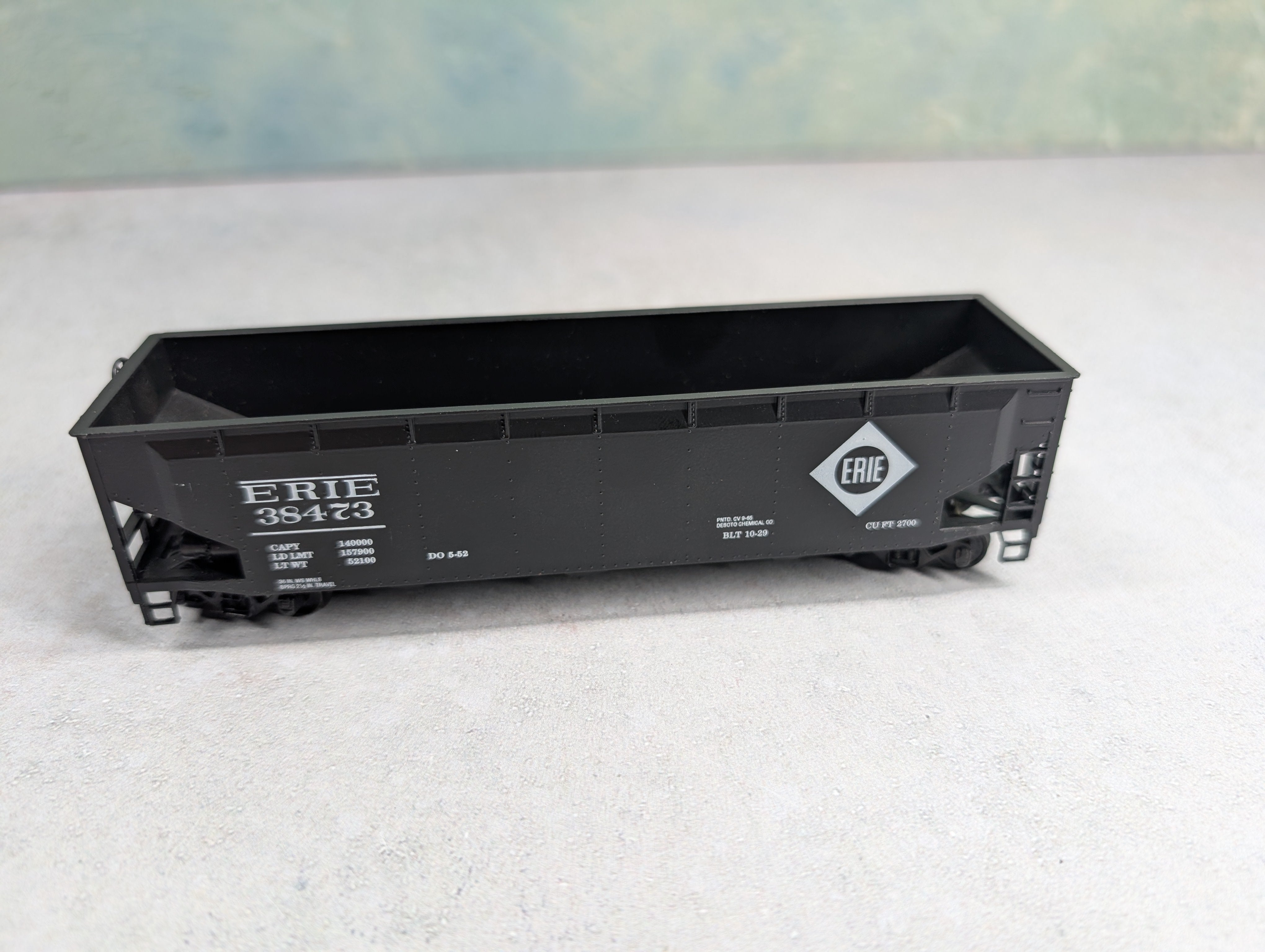 USED Roundhouse HO Scale 3 Bay Offset Offer Erie #38473