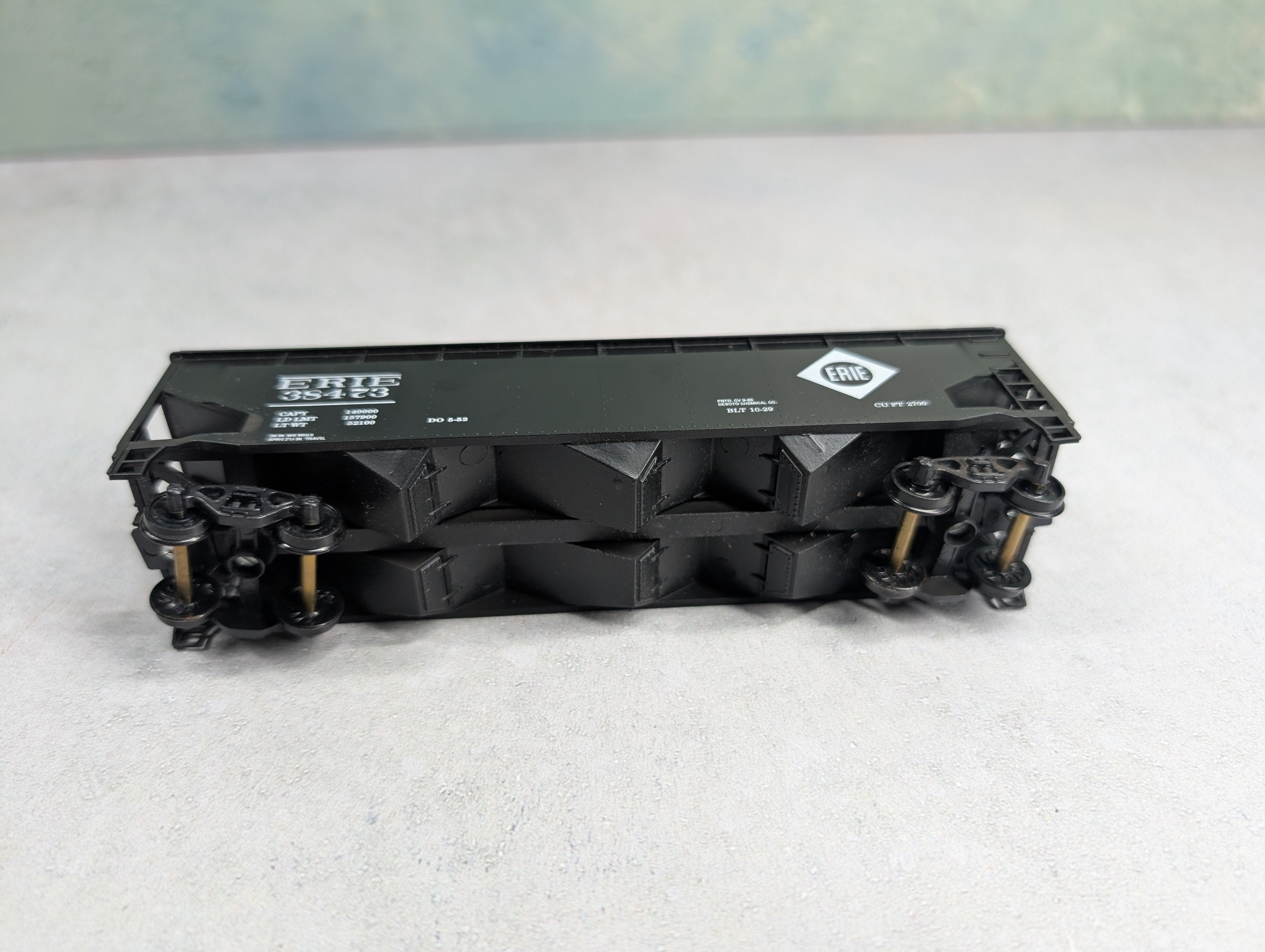 USED Roundhouse HO Scale 3 Bay Offset Offer Erie #38473