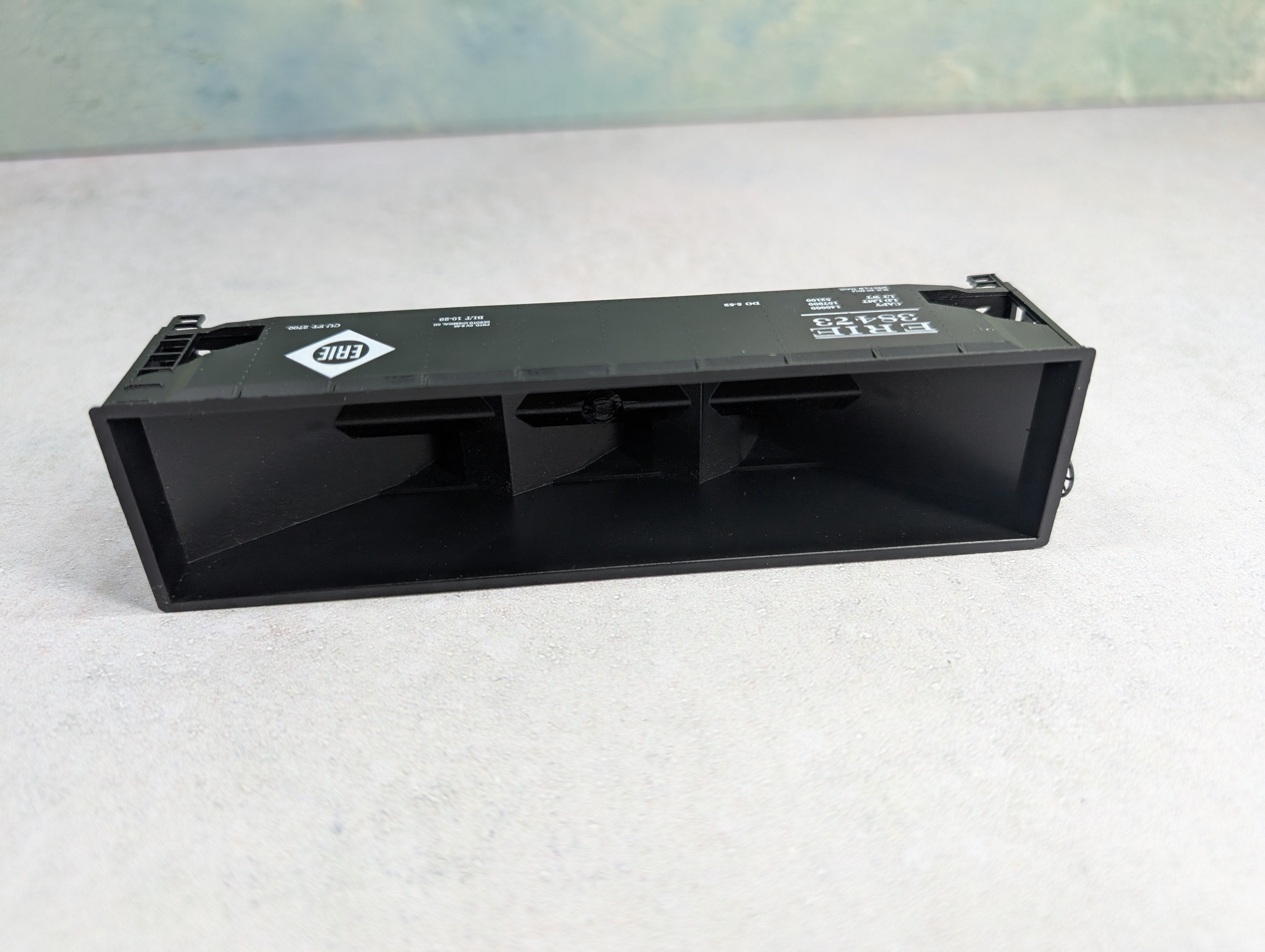 USED Roundhouse HO Scale 3 Bay Offset Offer Erie #38473