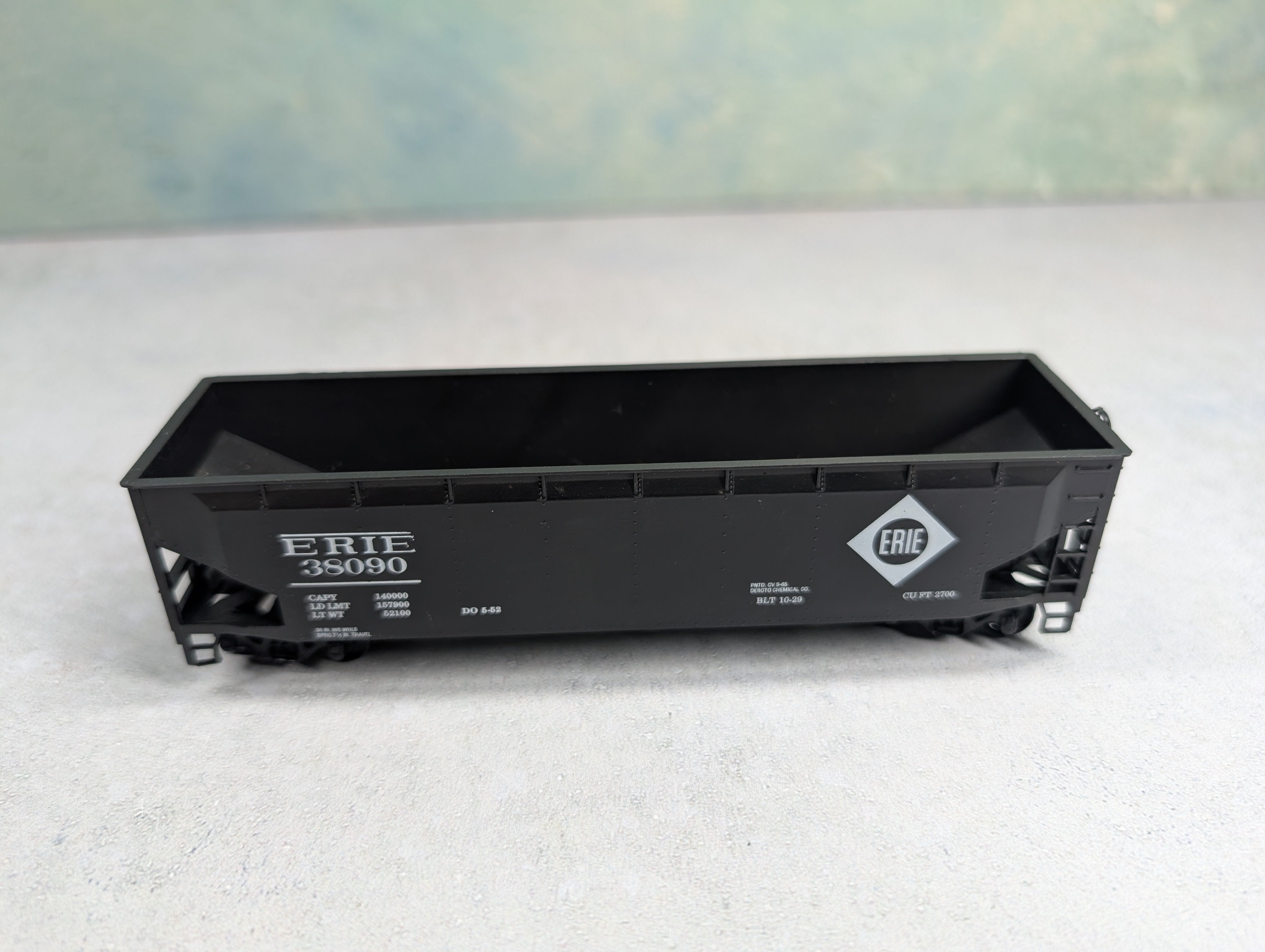 USED Roundhouse HO Scale 3 Bay Offset Offer Erie #38090