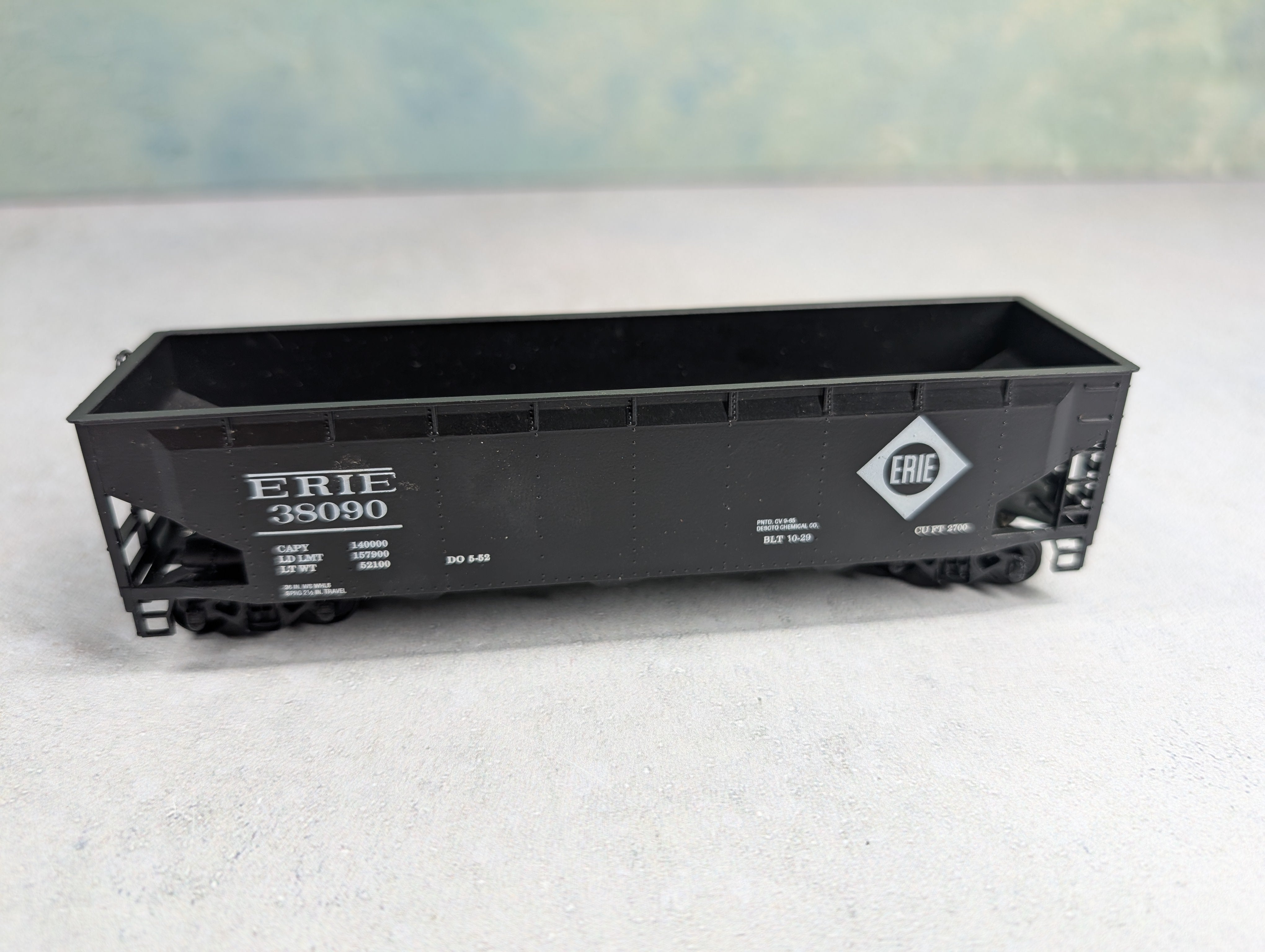 USED Roundhouse HO Scale 3 Bay Offset Offer Erie #38090