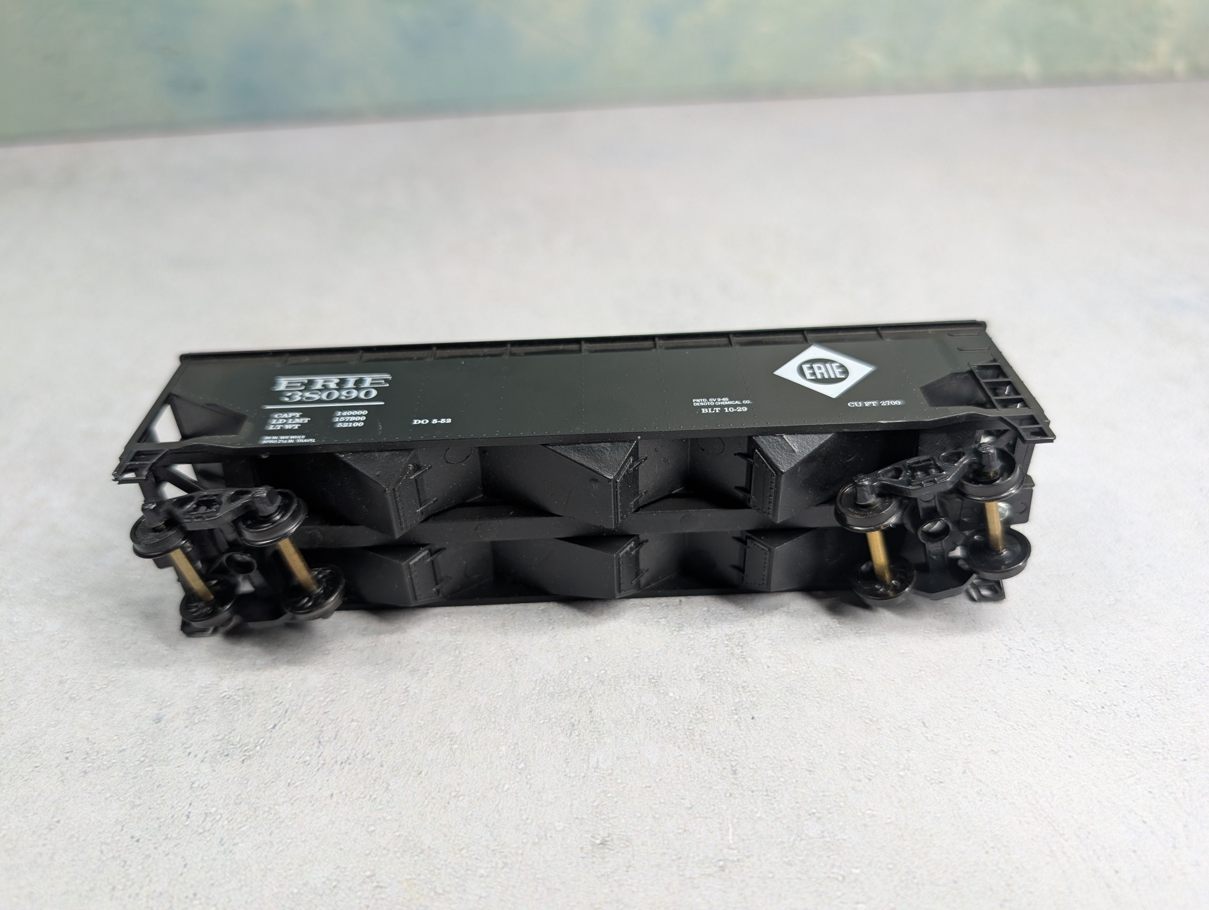 USED Roundhouse HO Scale 3 Bay Offset Offer Erie #38090