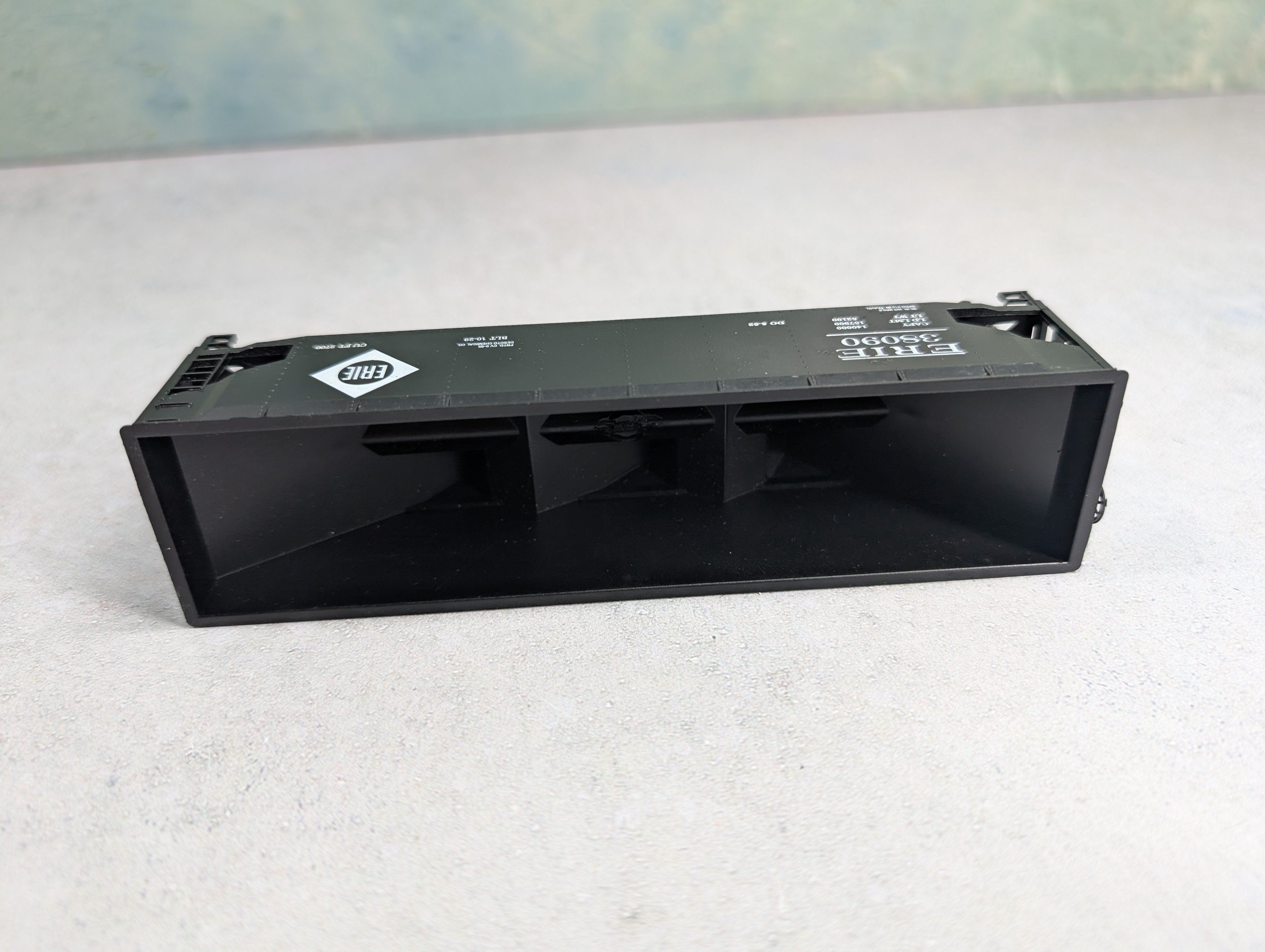 USED Roundhouse HO Scale 3 Bay Offset Offer Erie #38090