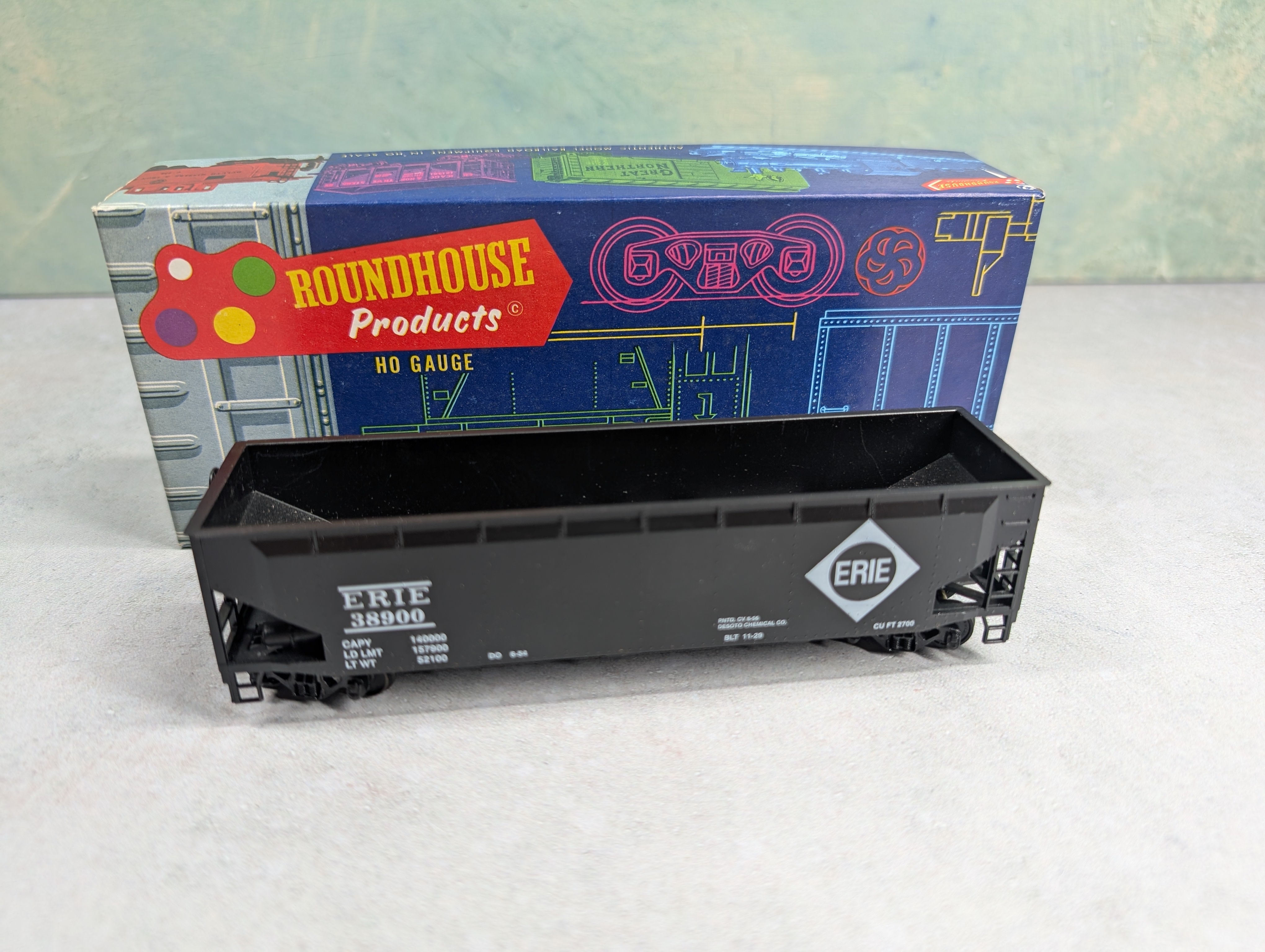 USED Roundhouse HO Scale 3 Bay Rib Side Offer Erie #38900