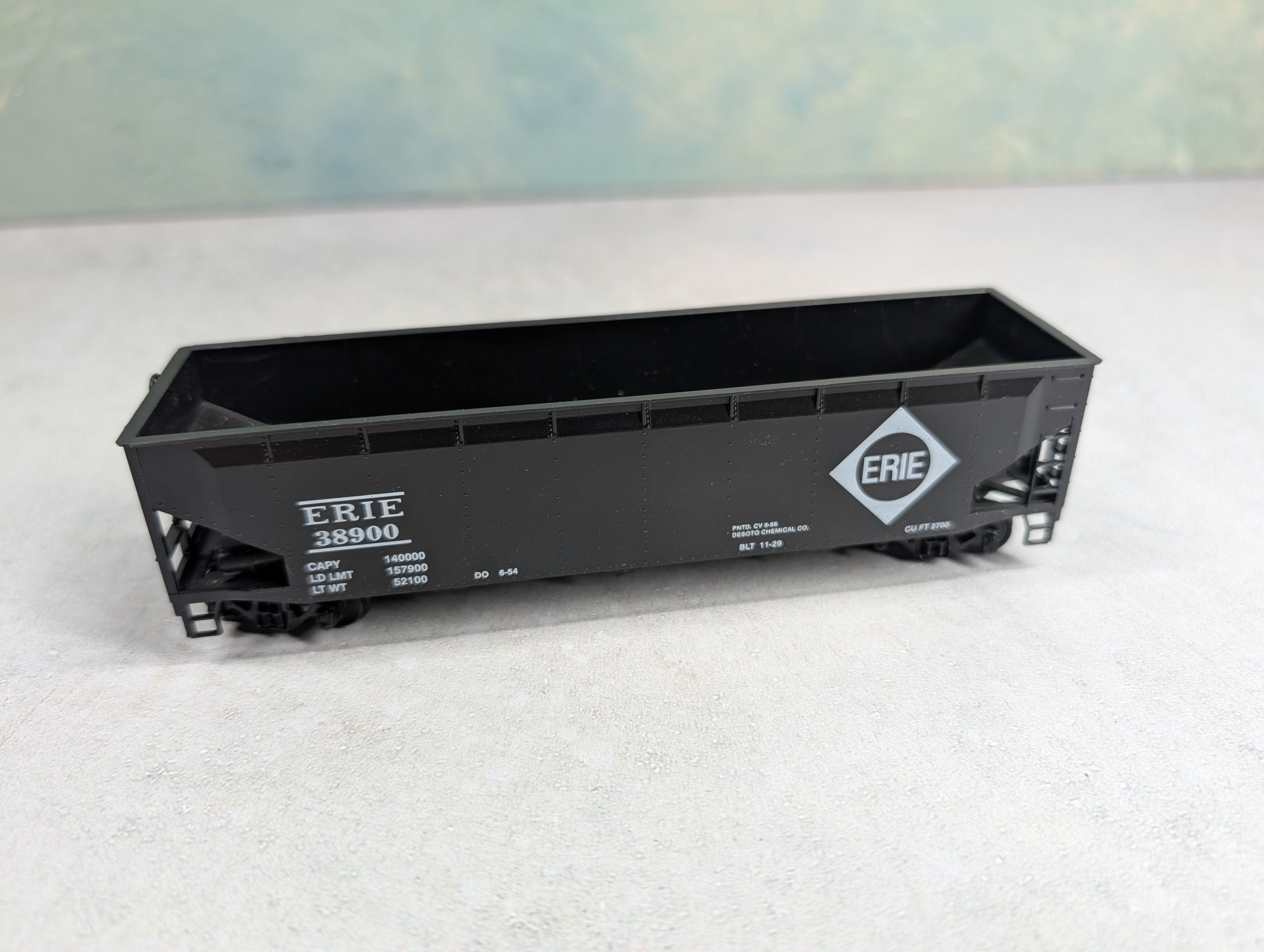 USED Roundhouse HO Scale 3 Bay Rib Side Offer Erie #38900