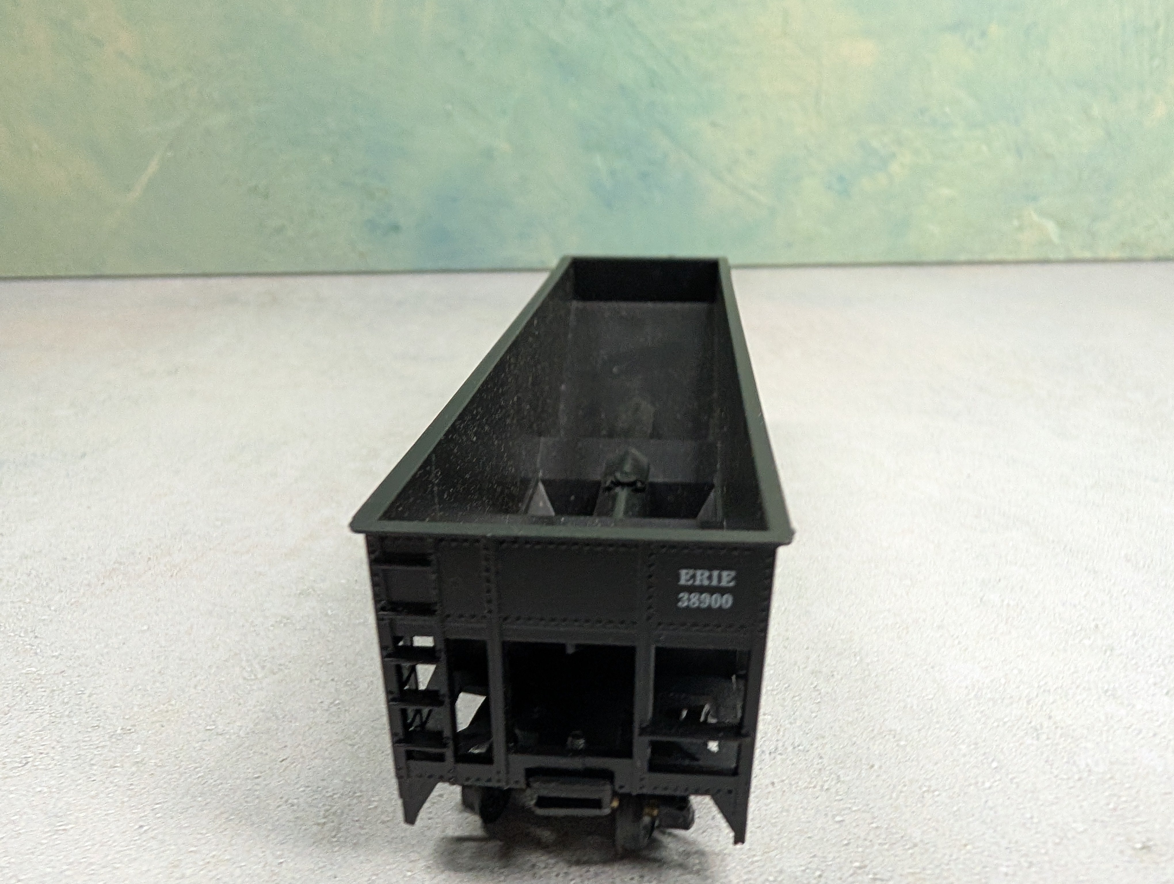 USED Roundhouse HO Scale 3 Bay Rib Side Offer Erie #38900