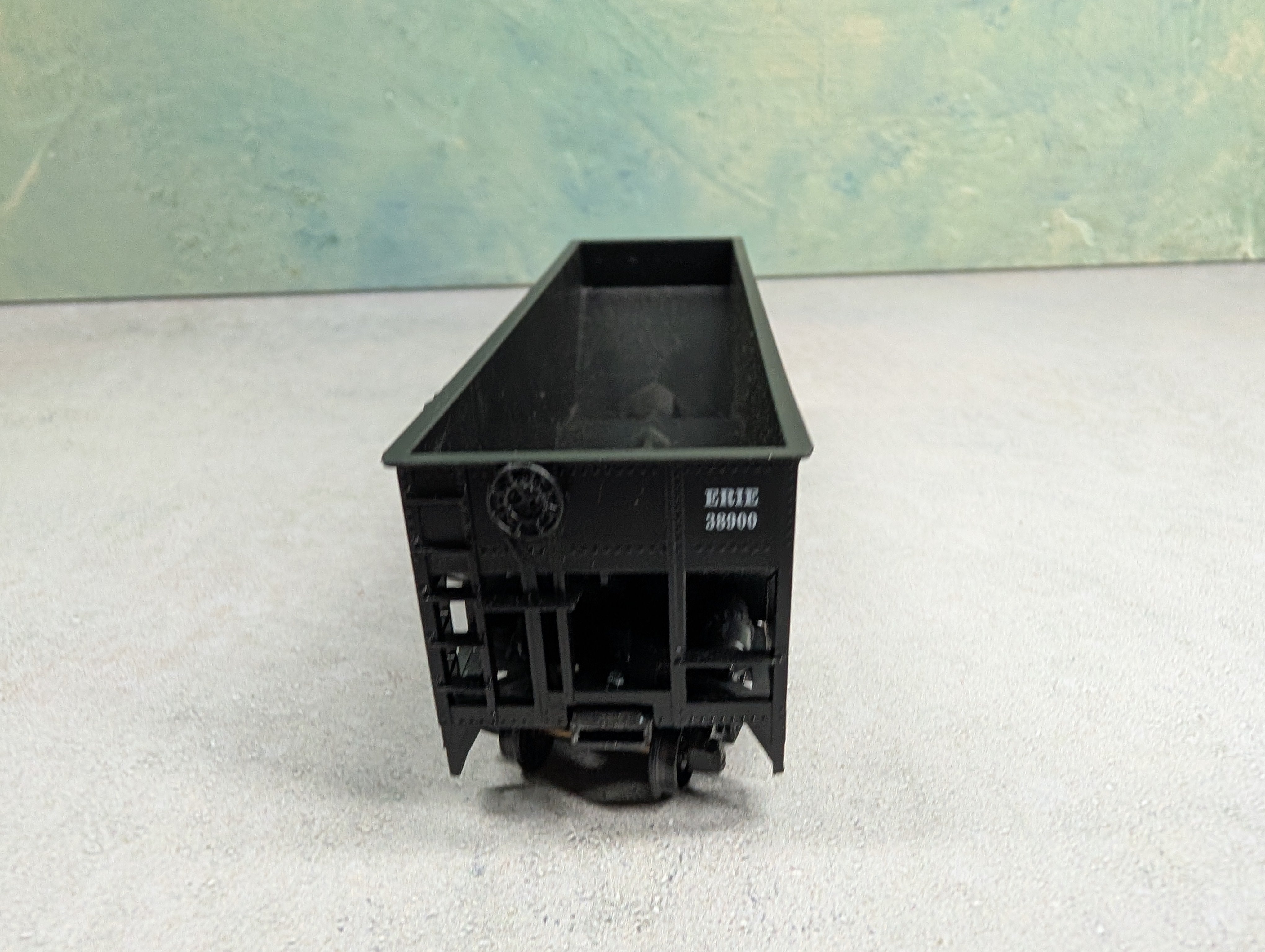 USED Roundhouse HO Scale 3 Bay Rib Side Offer Erie #38900