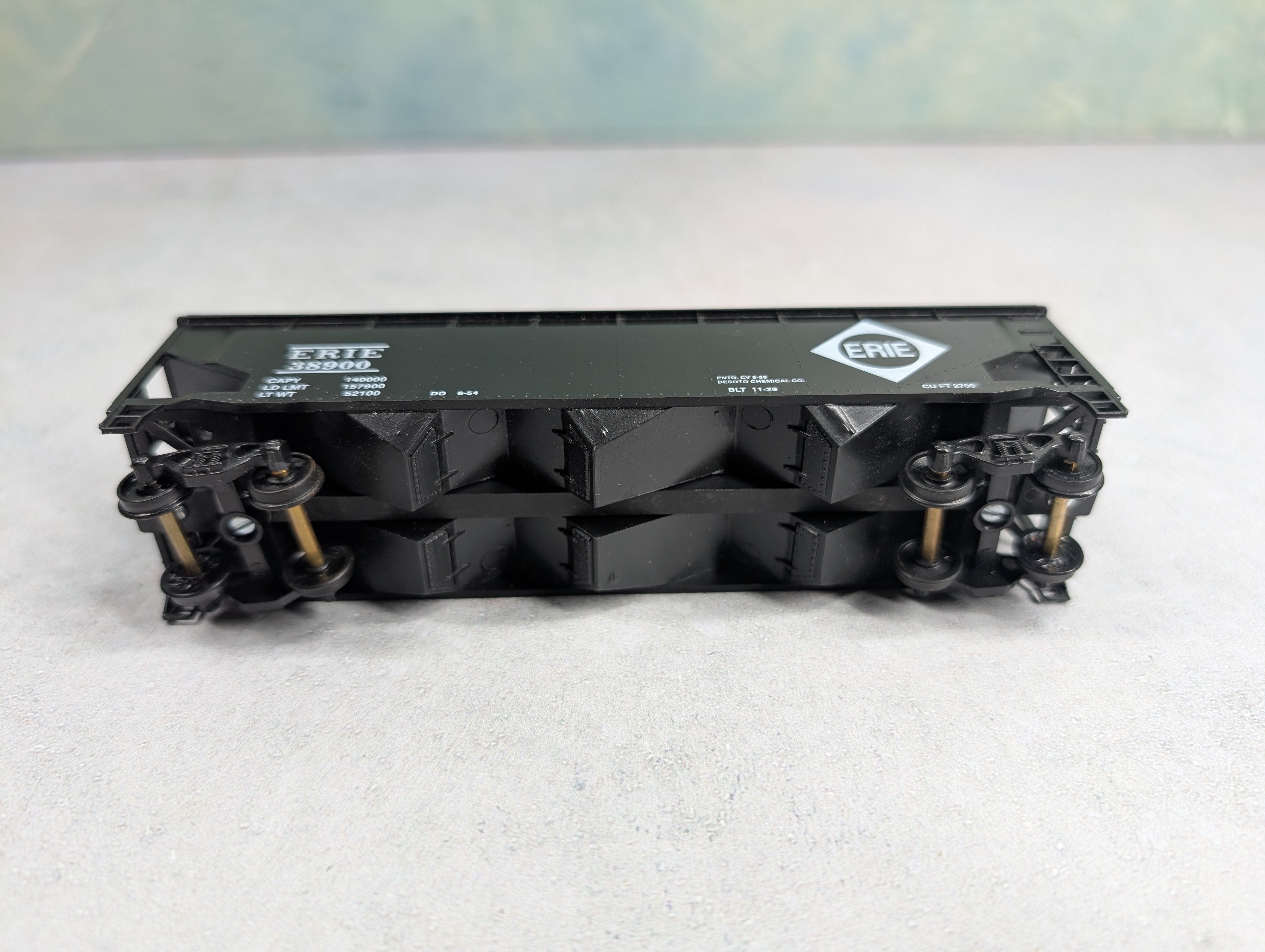 USED Roundhouse HO Scale 3 Bay Rib Side Offer Erie #38900