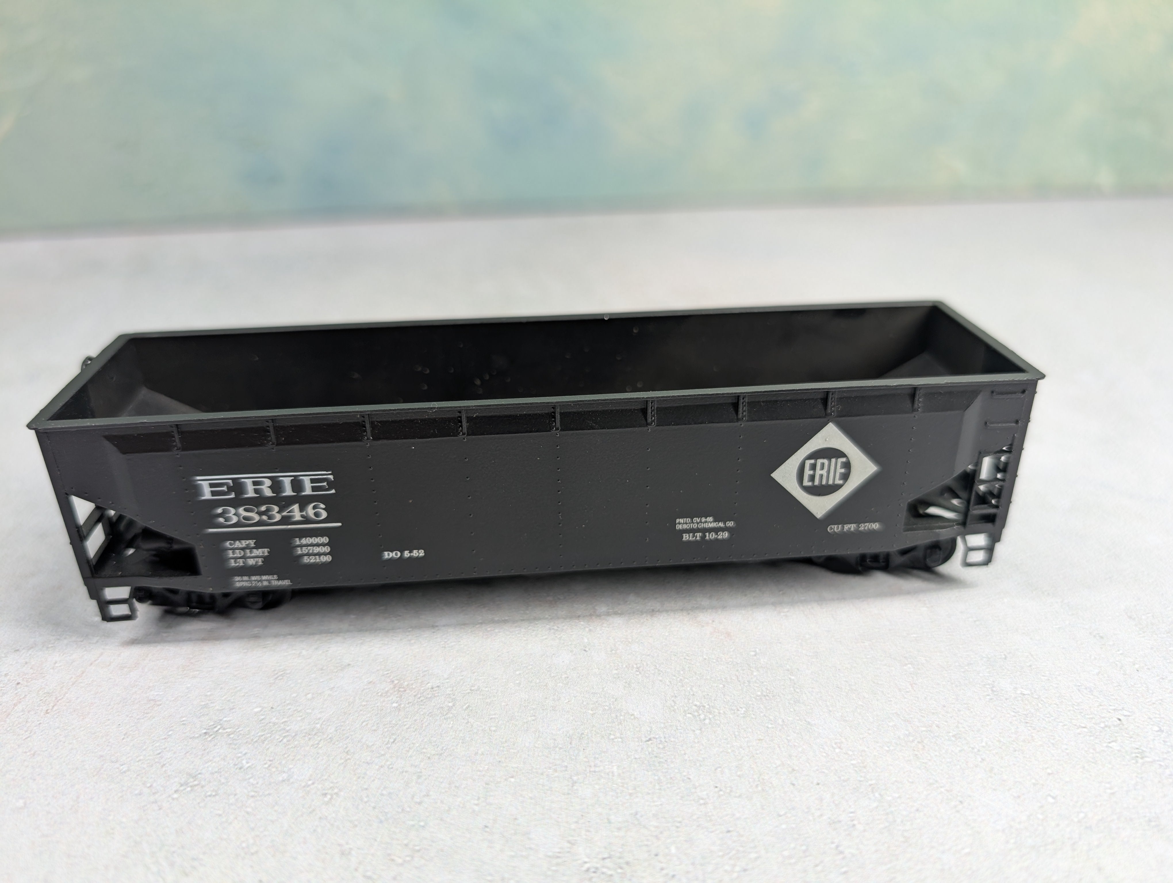 USED Roundhouse HO Scale Offset 3 Bay Hopper Erie #38346