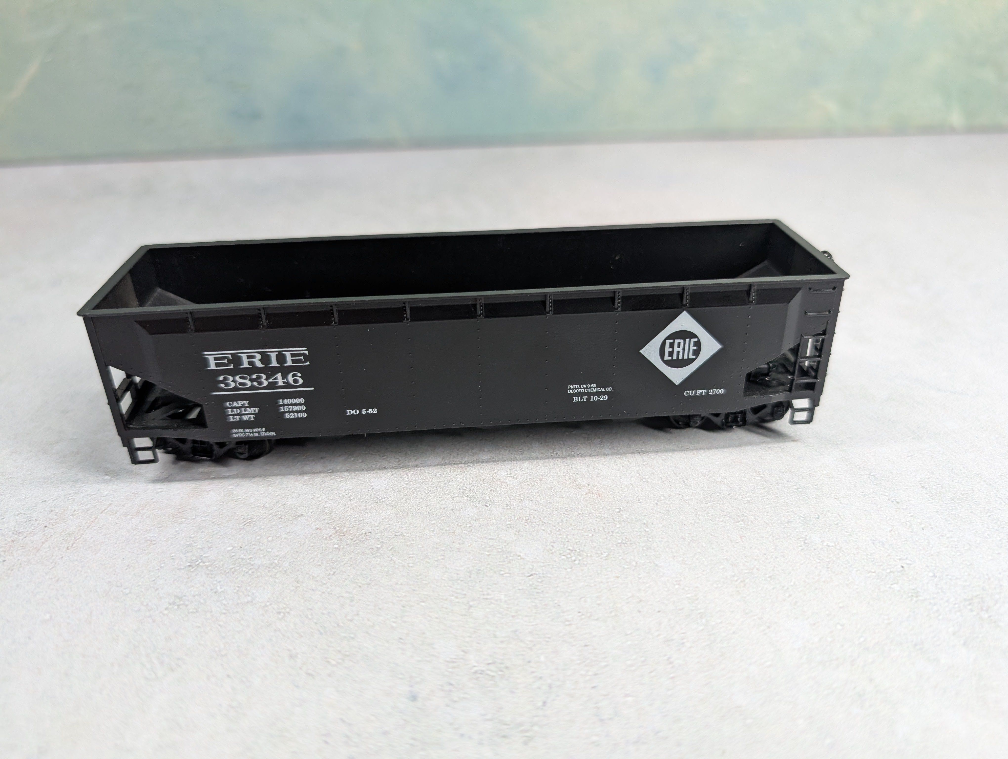 USED Roundhouse HO Scale Offset 3 Bay Hopper Erie #38346