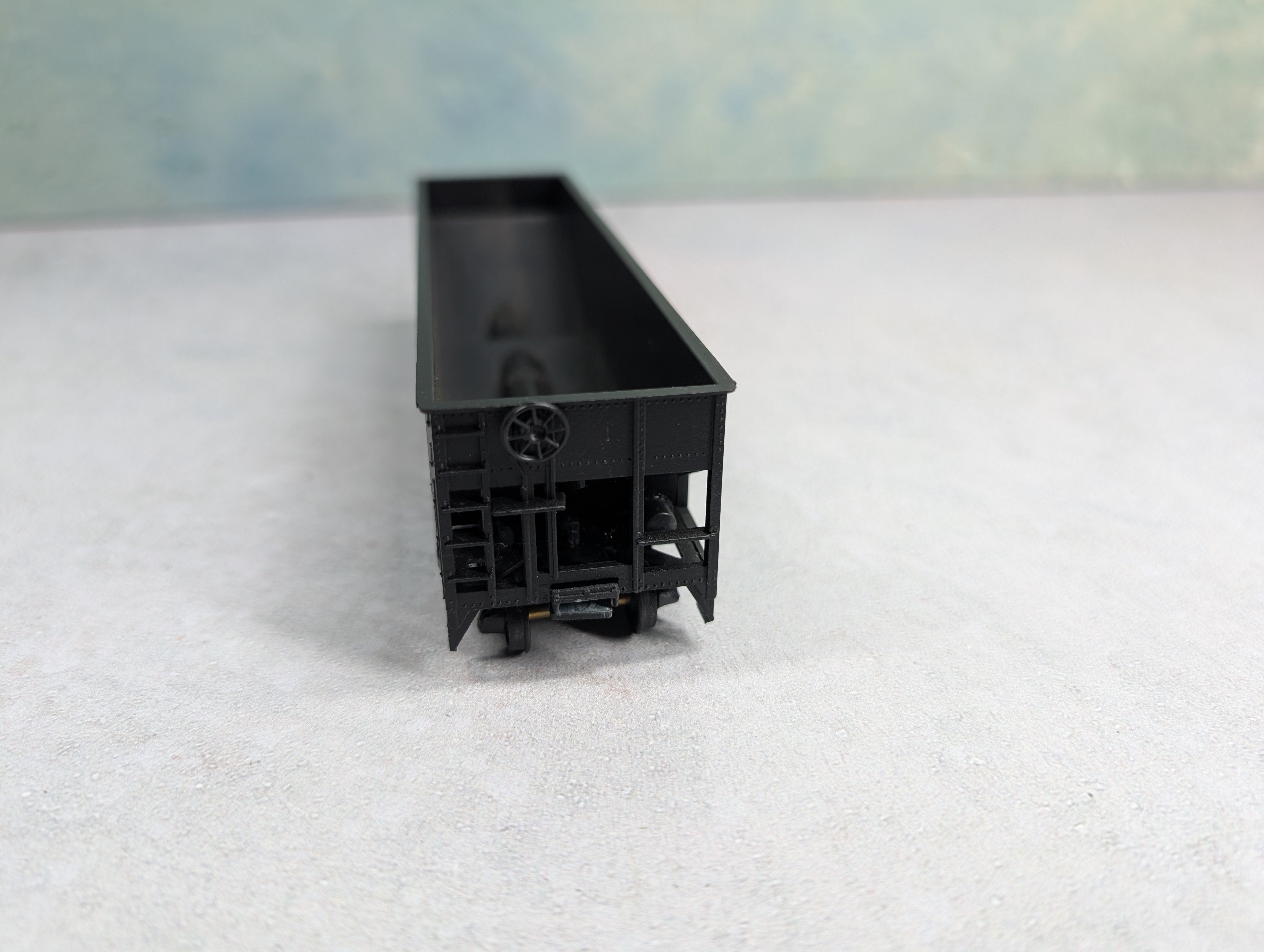 USED Roundhouse HO Scale Offset 3 Bay Hopper Erie #38346