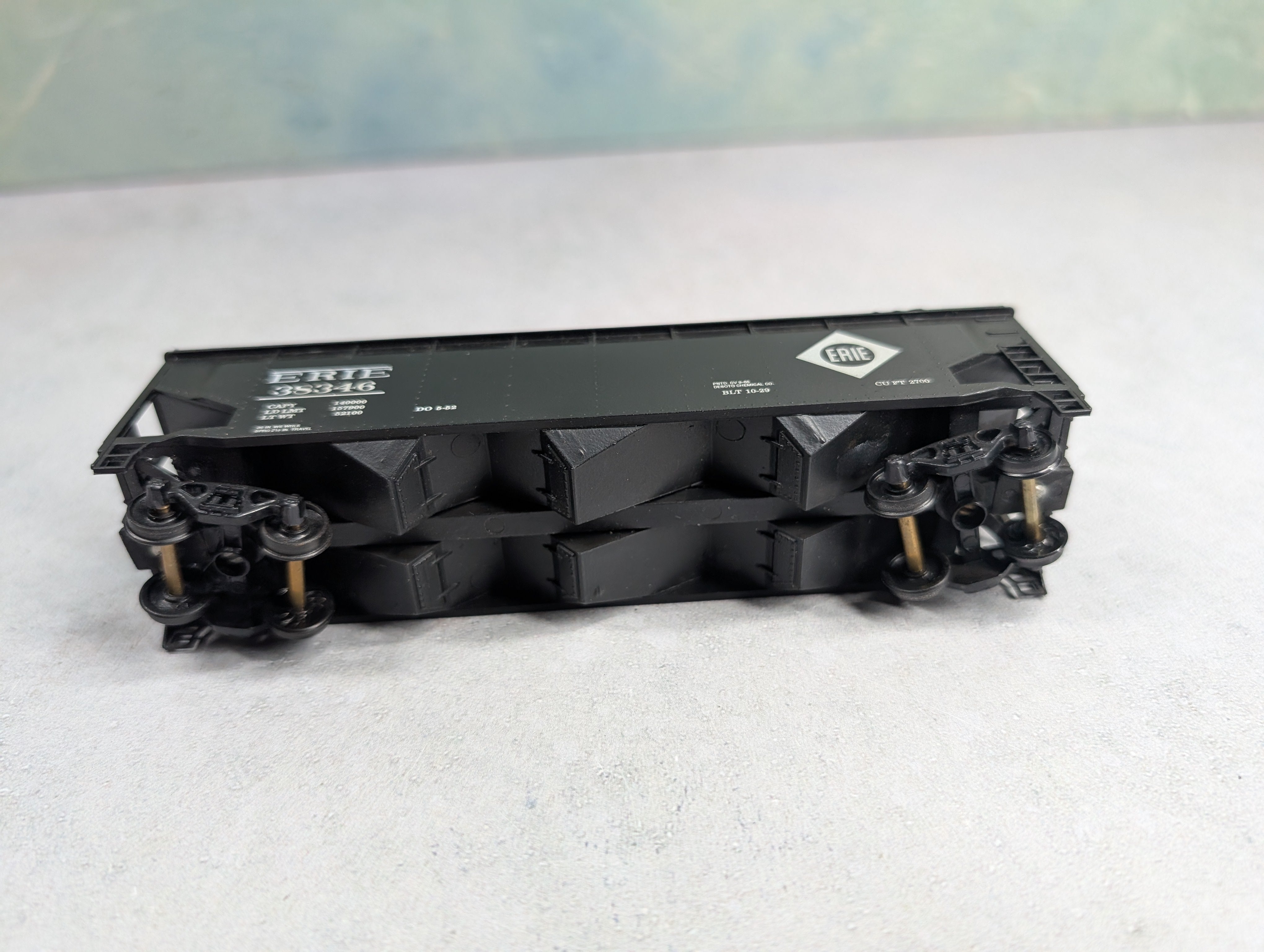 USED Roundhouse HO Scale Offset 3 Bay Hopper Erie #38346