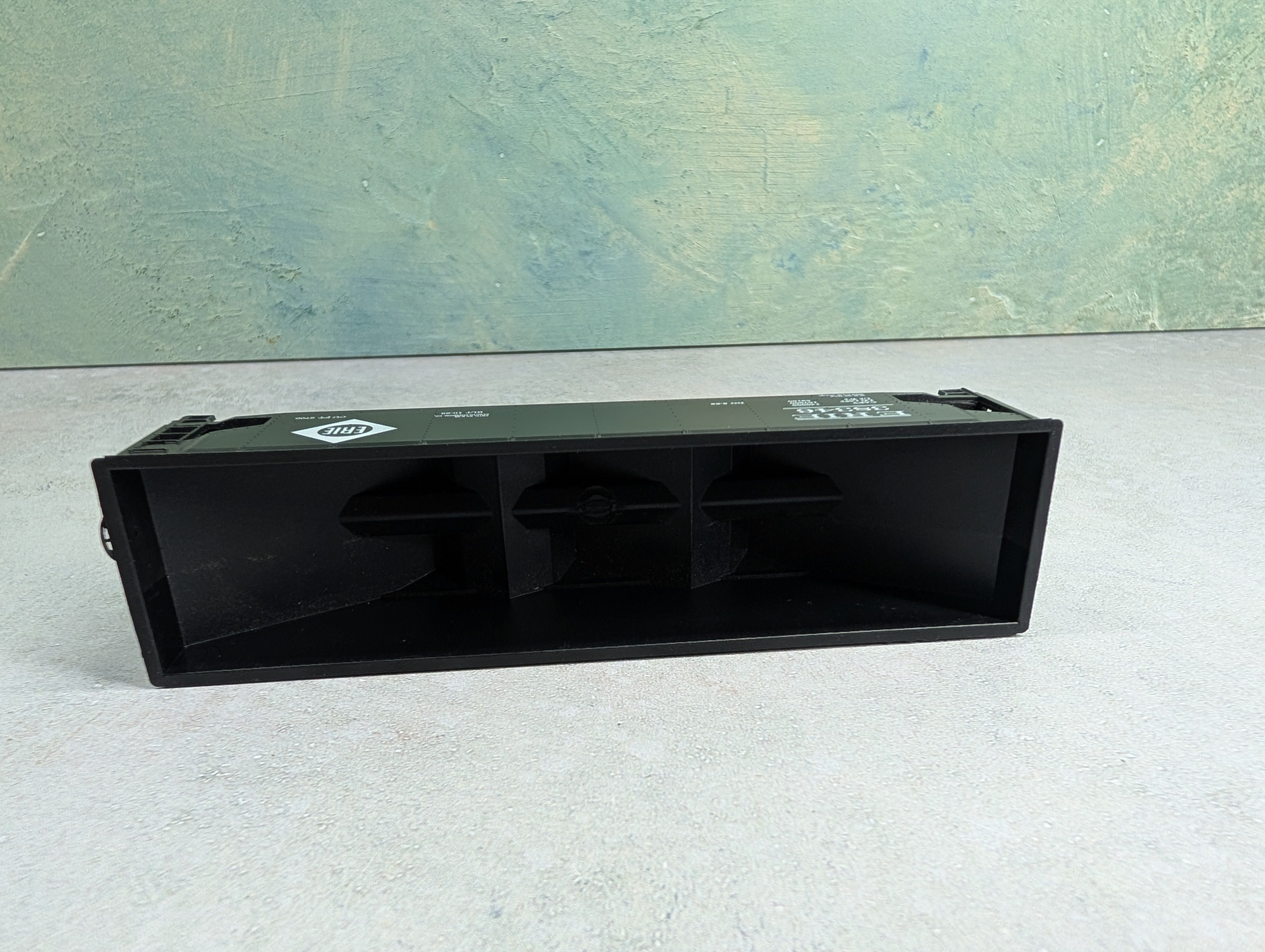 USED Roundhouse HO Scale Offset 3 Bay Hopper Erie #38346