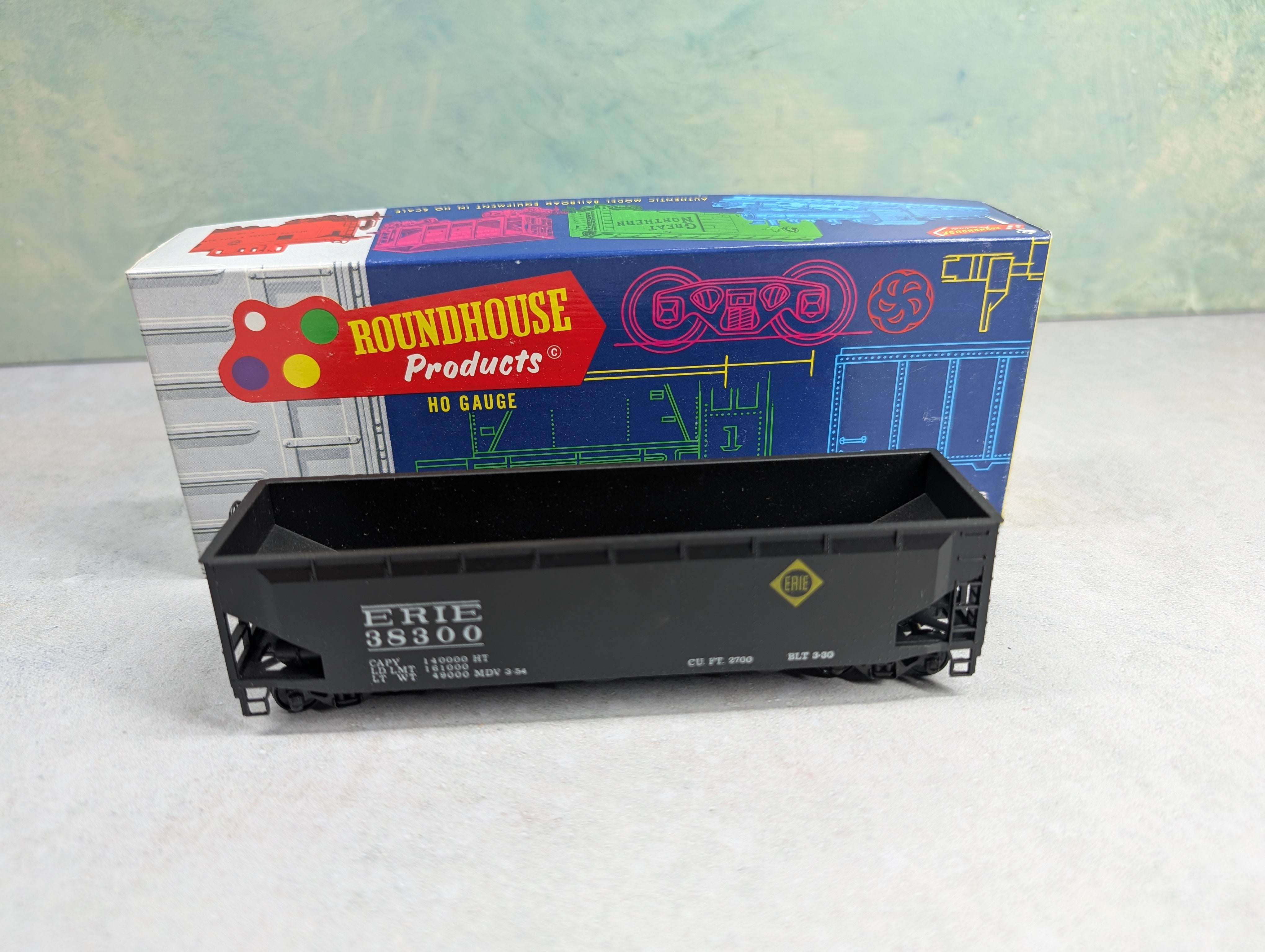 USED Roundhouse HO Scale Offset 3 Bay Hopper Erie #38300