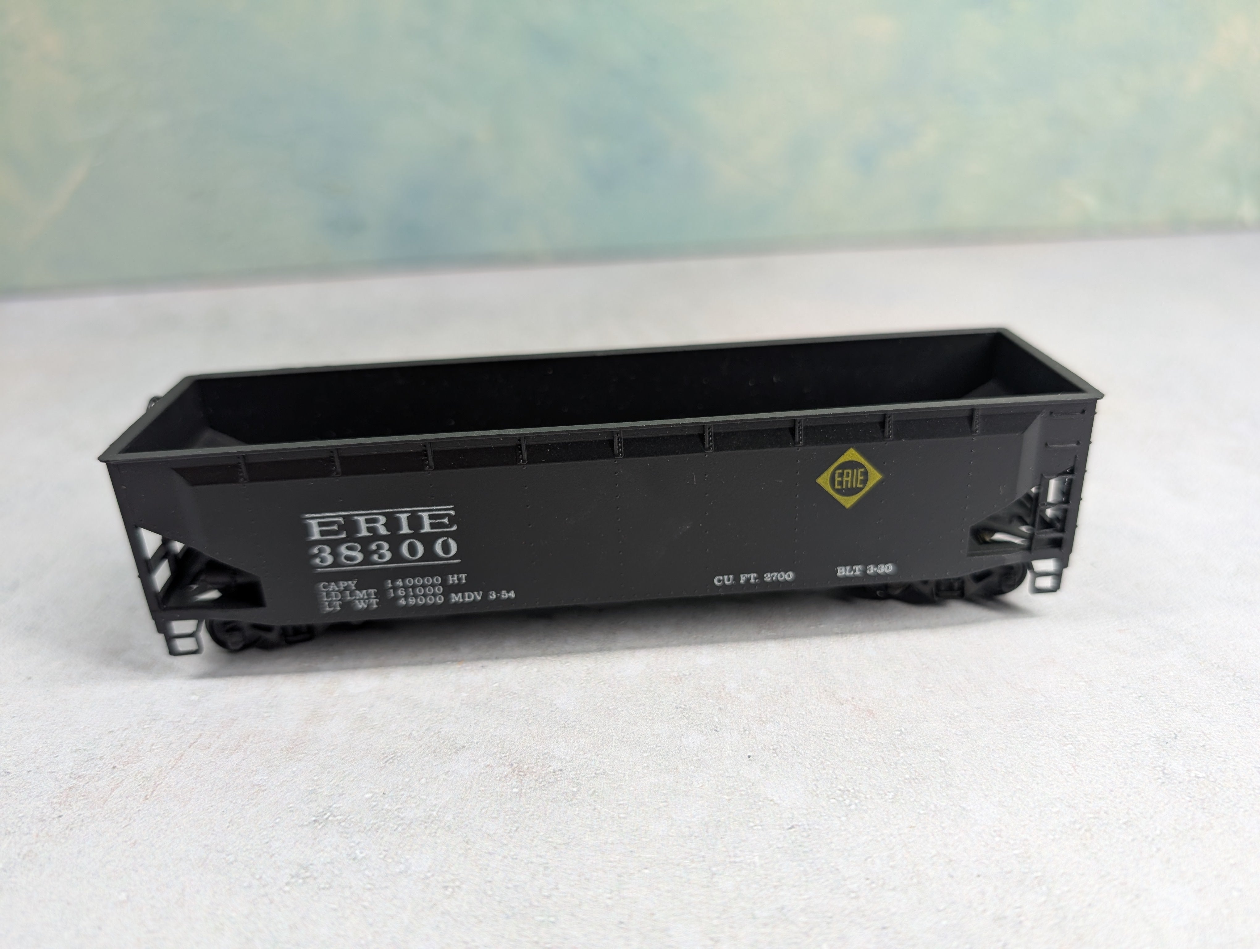 USED Roundhouse HO Scale Offset 3 Bay Hopper Erie #38300