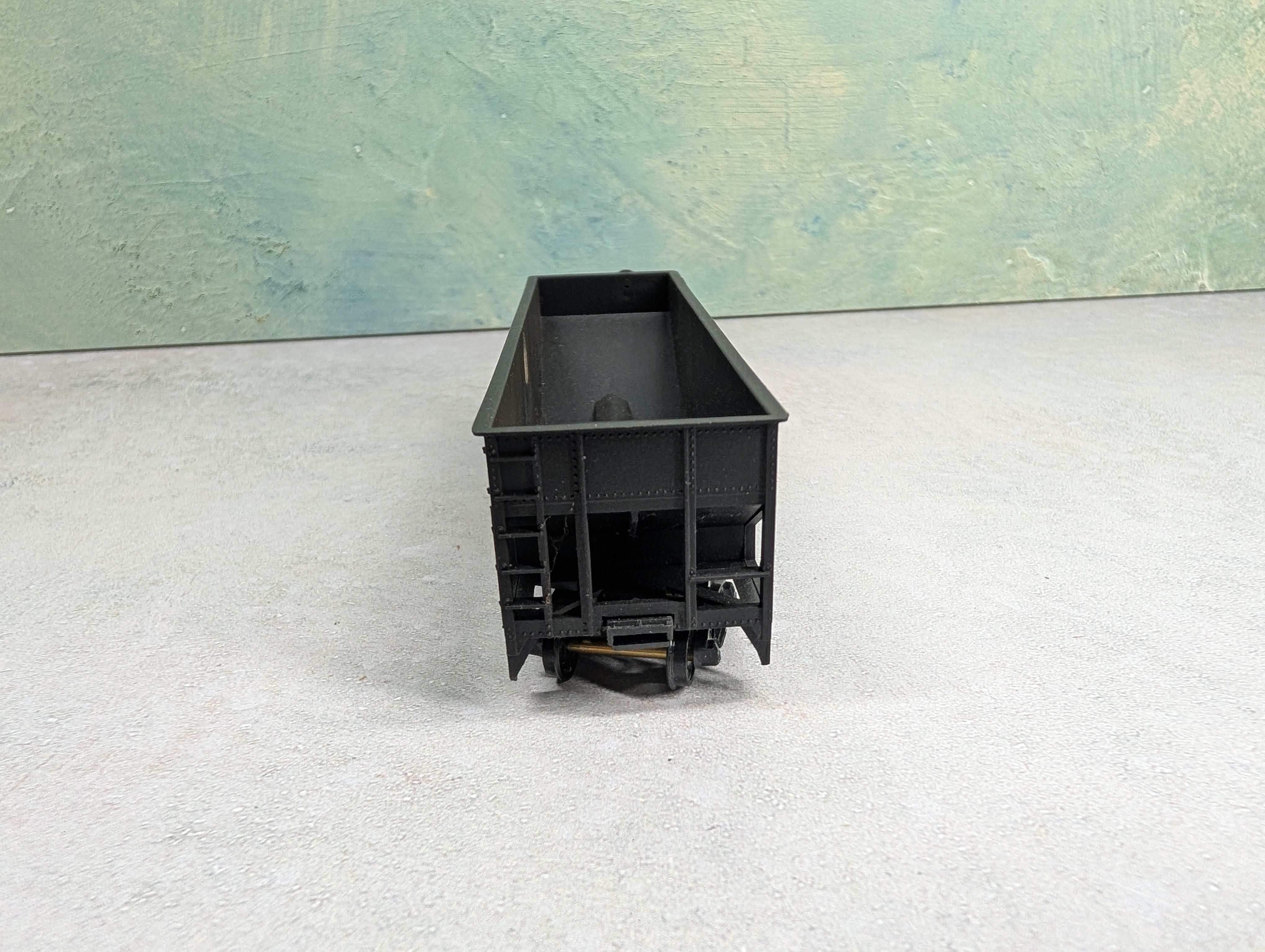 USED Roundhouse HO Scale Offset 3 Bay Hopper Erie #38300