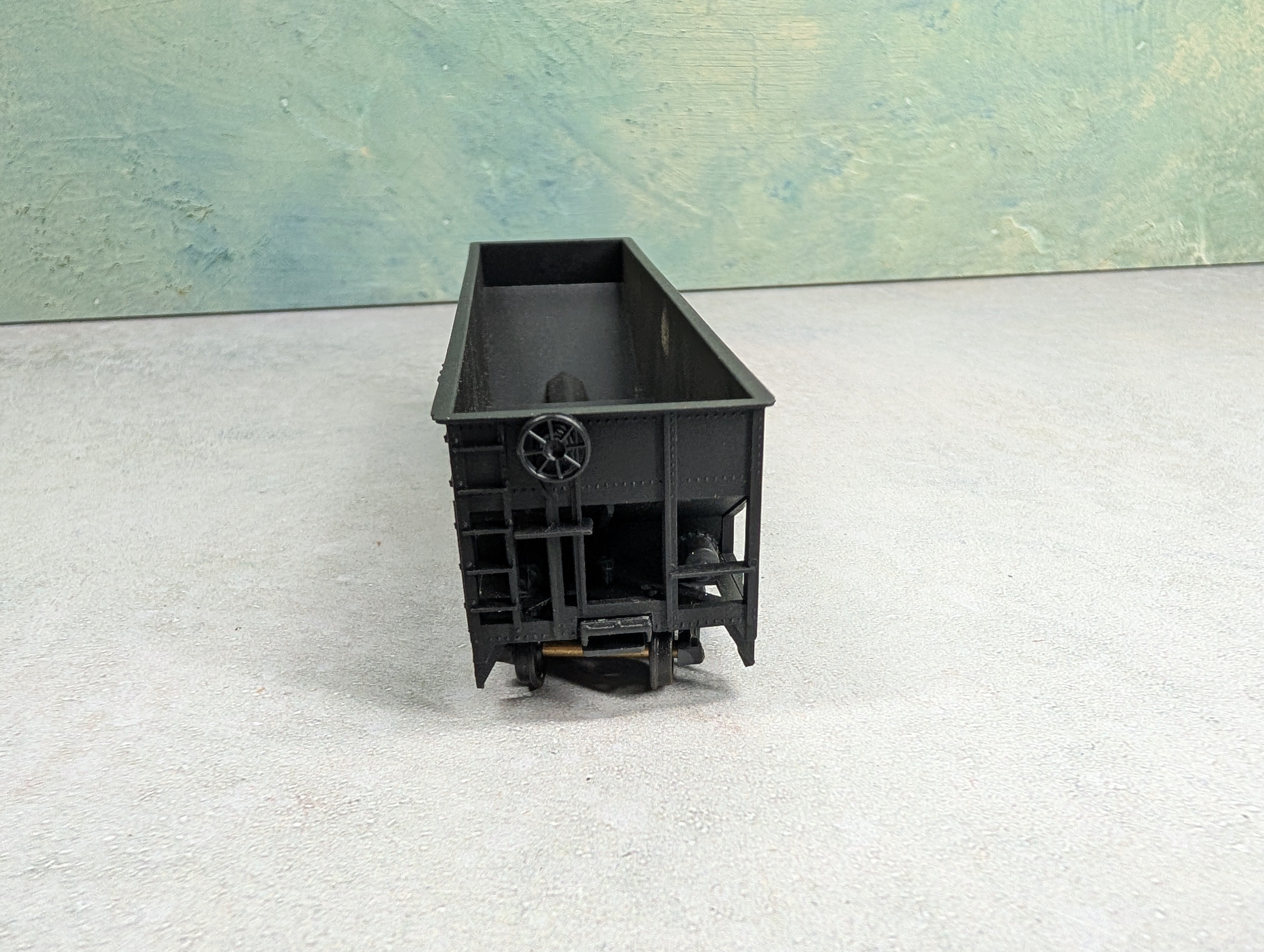 USED Roundhouse HO Scale Offset 3 Bay Hopper Erie #38300