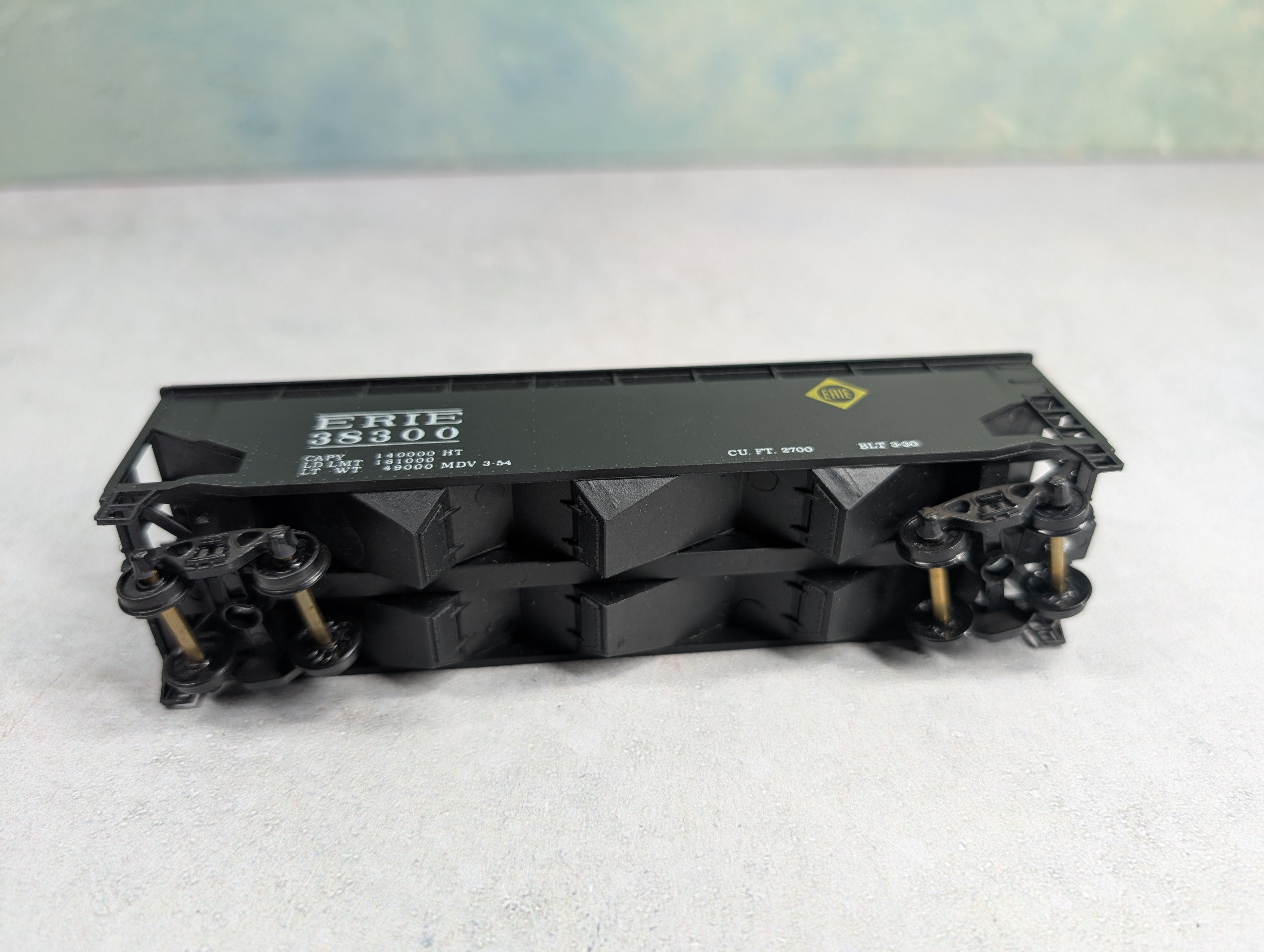 USED Roundhouse HO Scale Offset 3 Bay Hopper Erie #38300