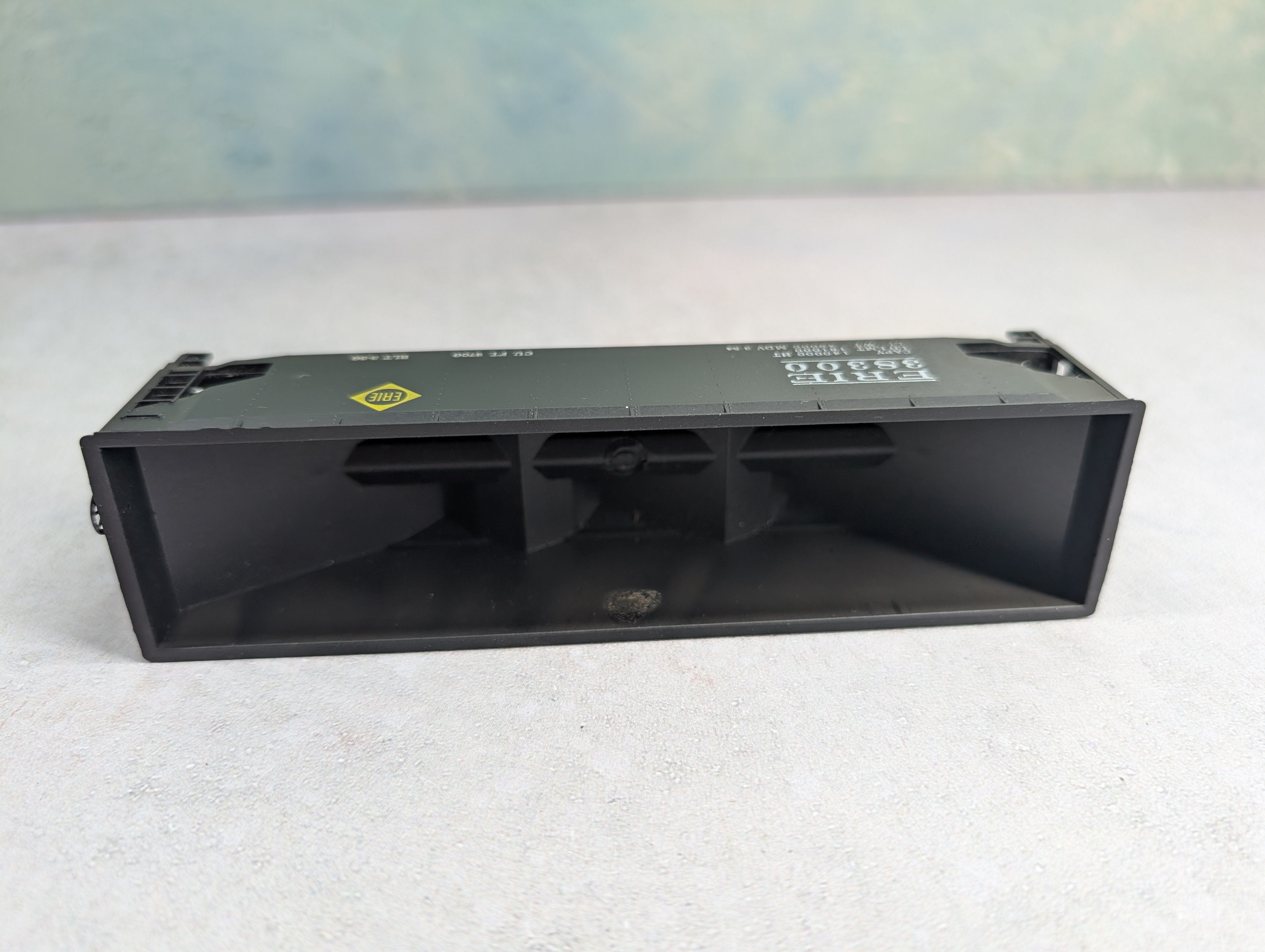 USED Roundhouse HO Scale Offset 3 Bay Hopper Erie #38300