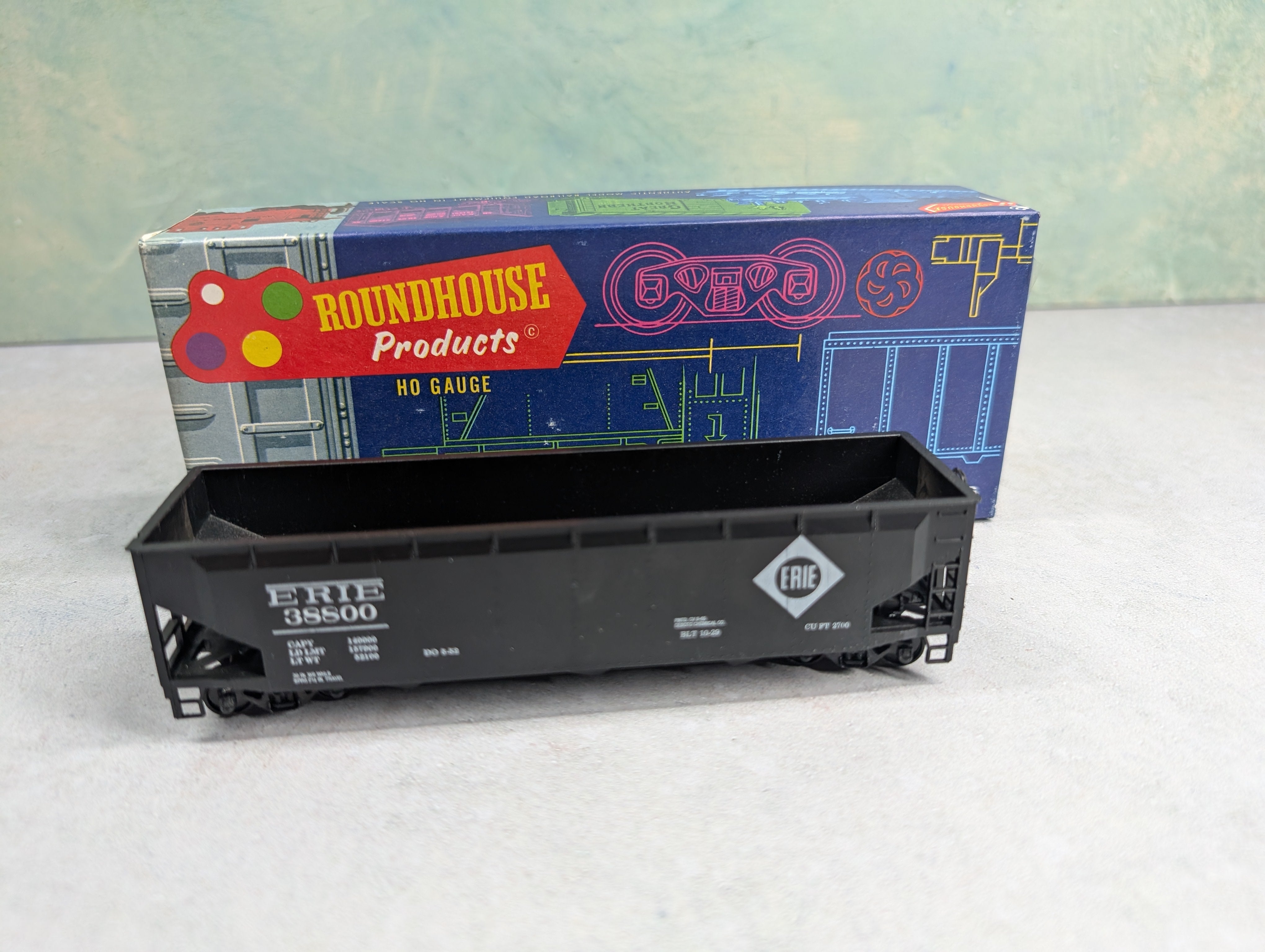 USED Roundhouse HO Scale 3 Bay Rib Side Offer Erie #38800