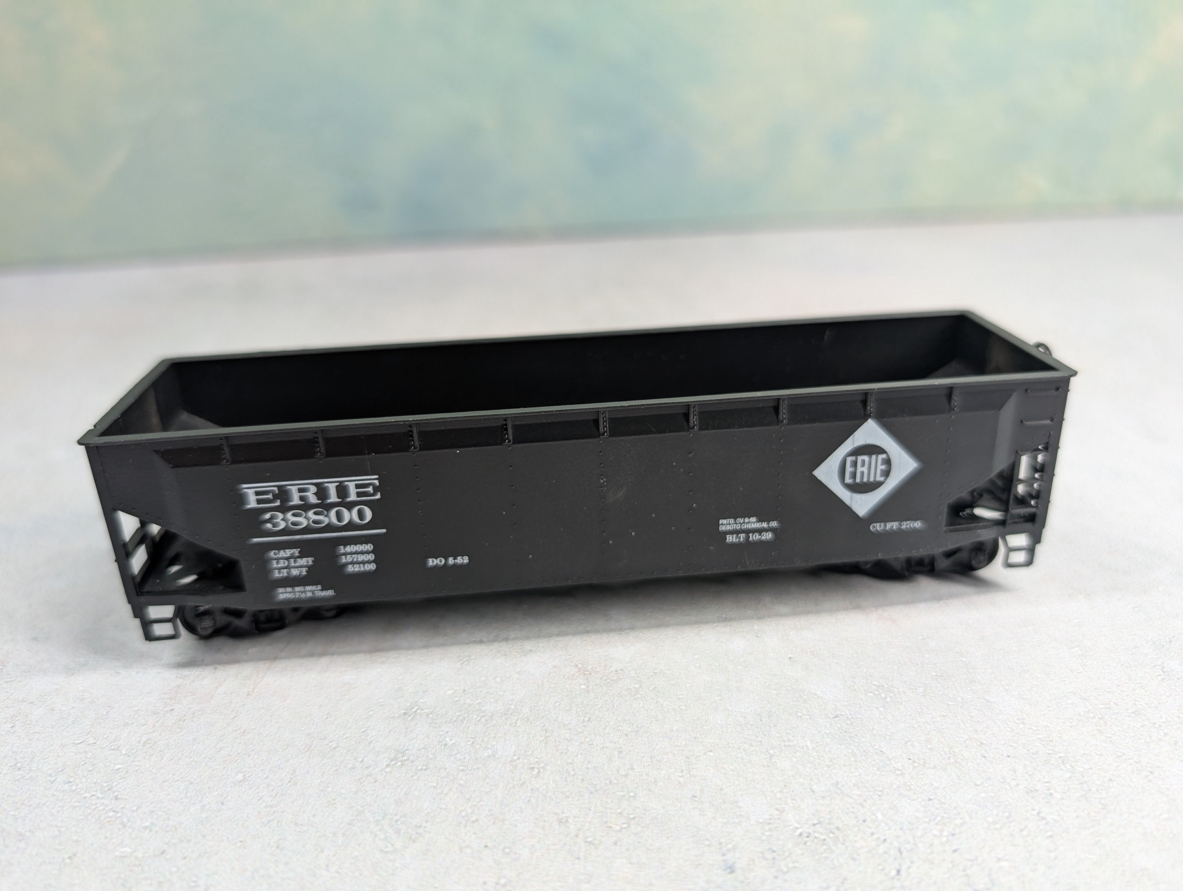 USED Roundhouse HO Scale 3 Bay Rib Side Offer Erie #38800