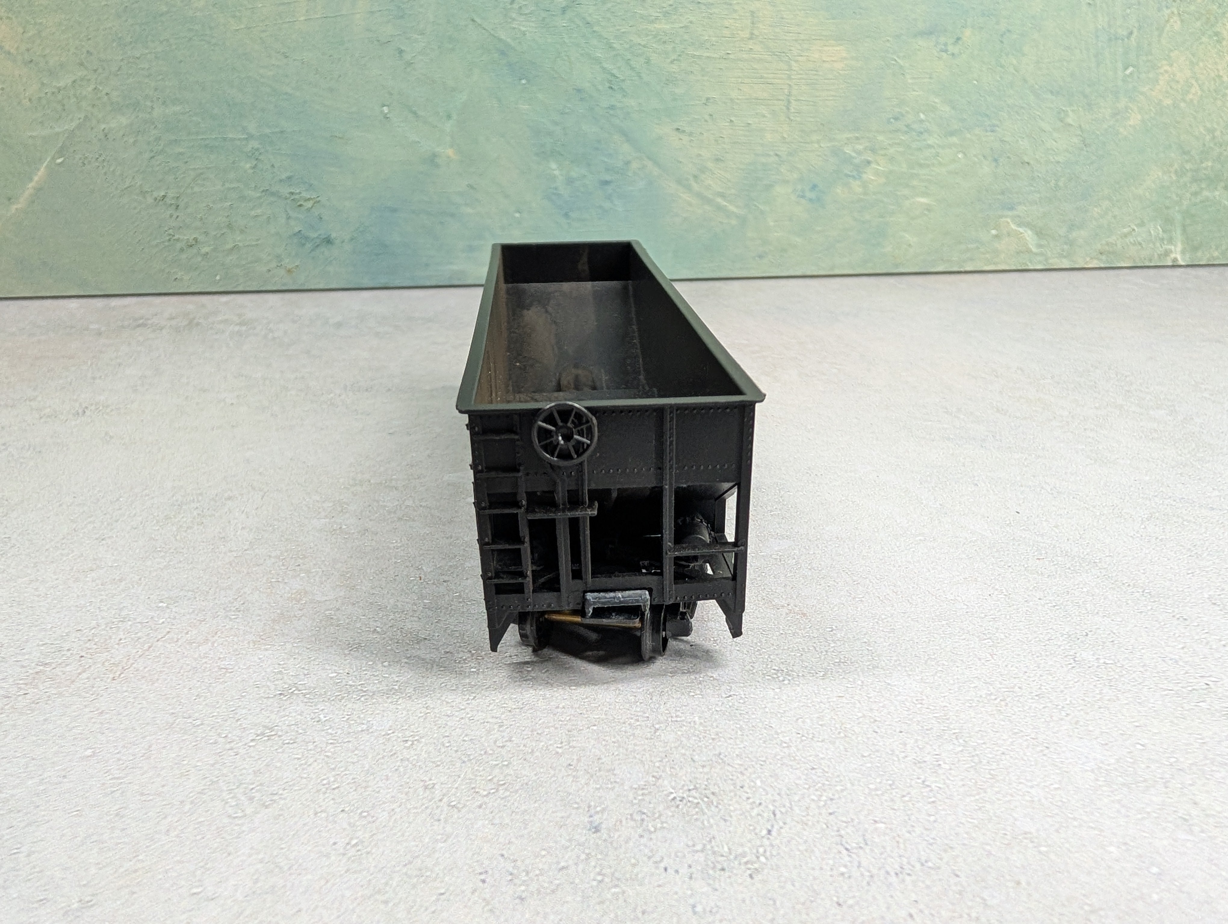 USED Roundhouse HO Scale 3 Bay Rib Side Offer Erie #38800