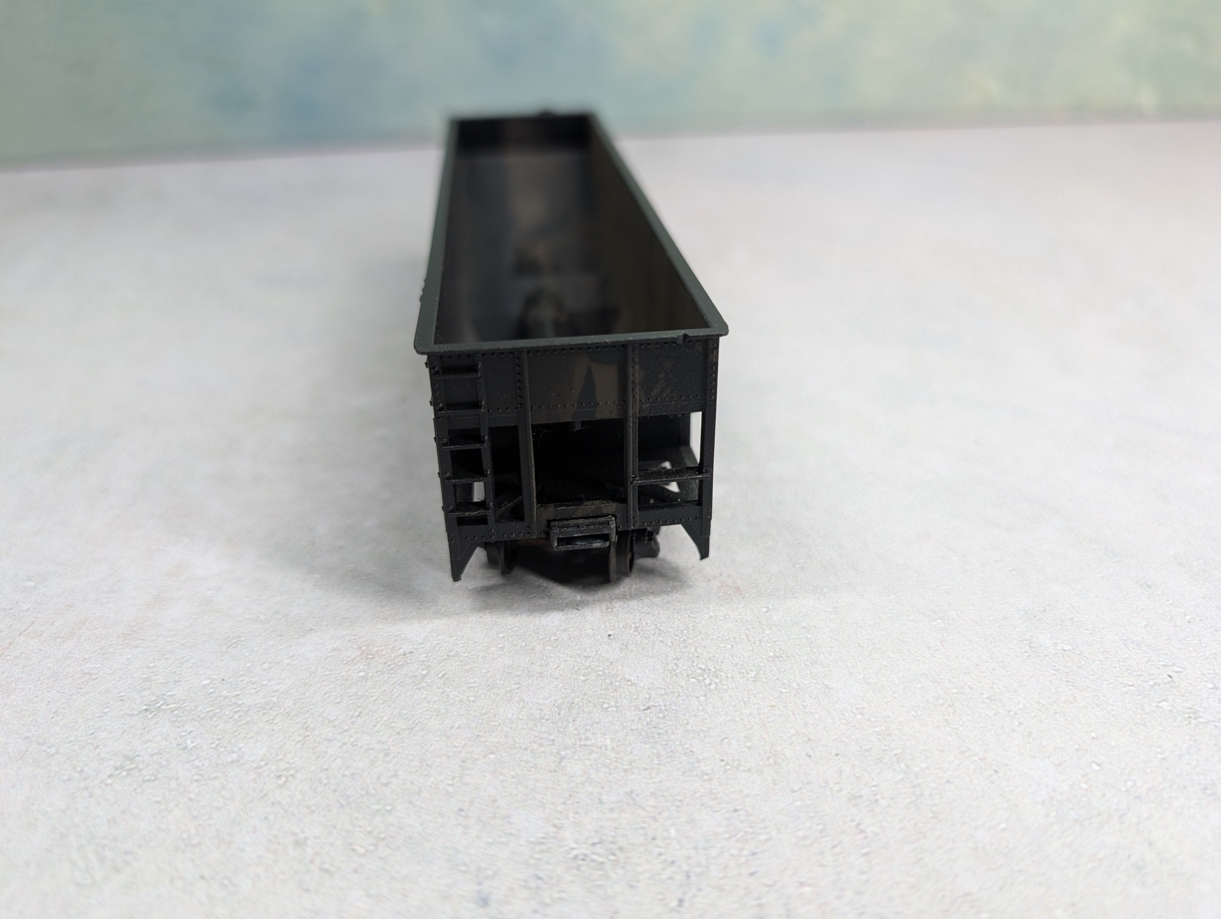 USED Roundhouse HO Scale 3 Bay Rib Side Offer Erie #38800