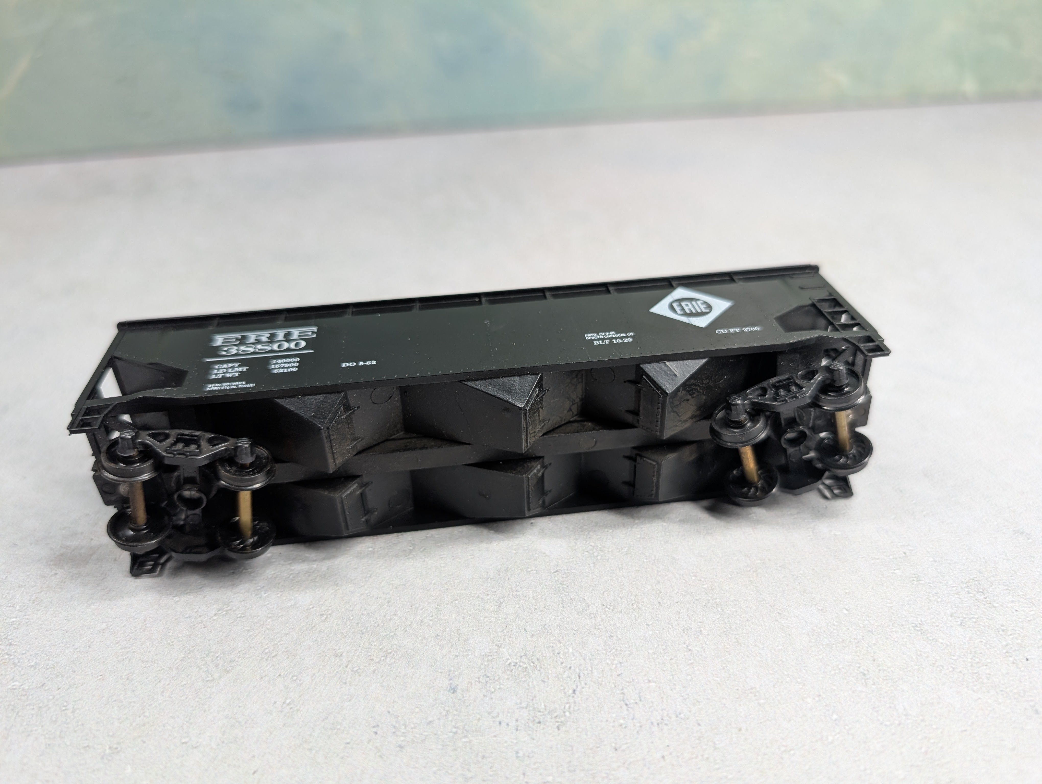 USED Roundhouse HO Scale 3 Bay Rib Side Offer Erie #38800