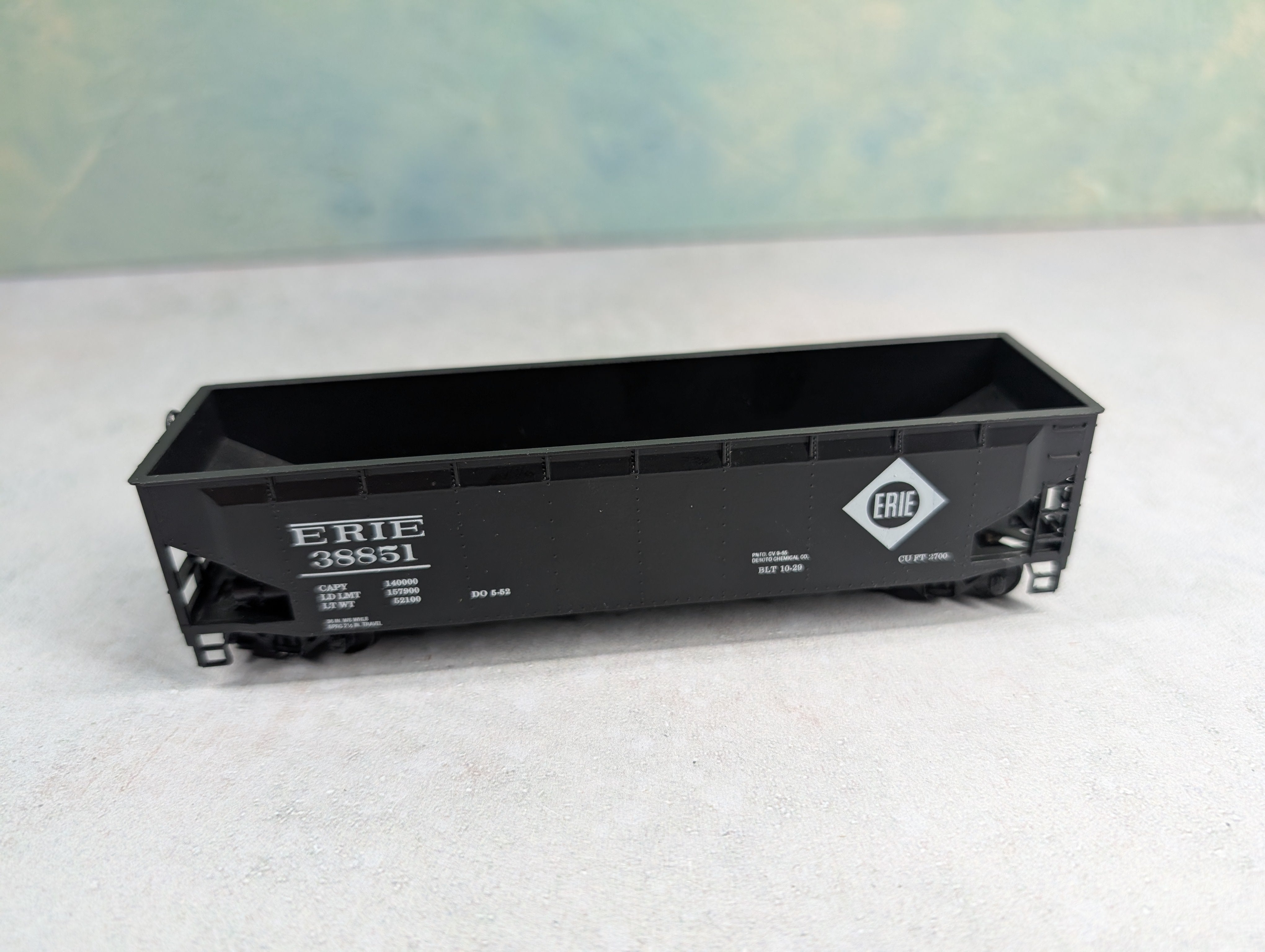 USED Roundhouse HO Scale 3 Bay Rib Side Offer Erie #38851