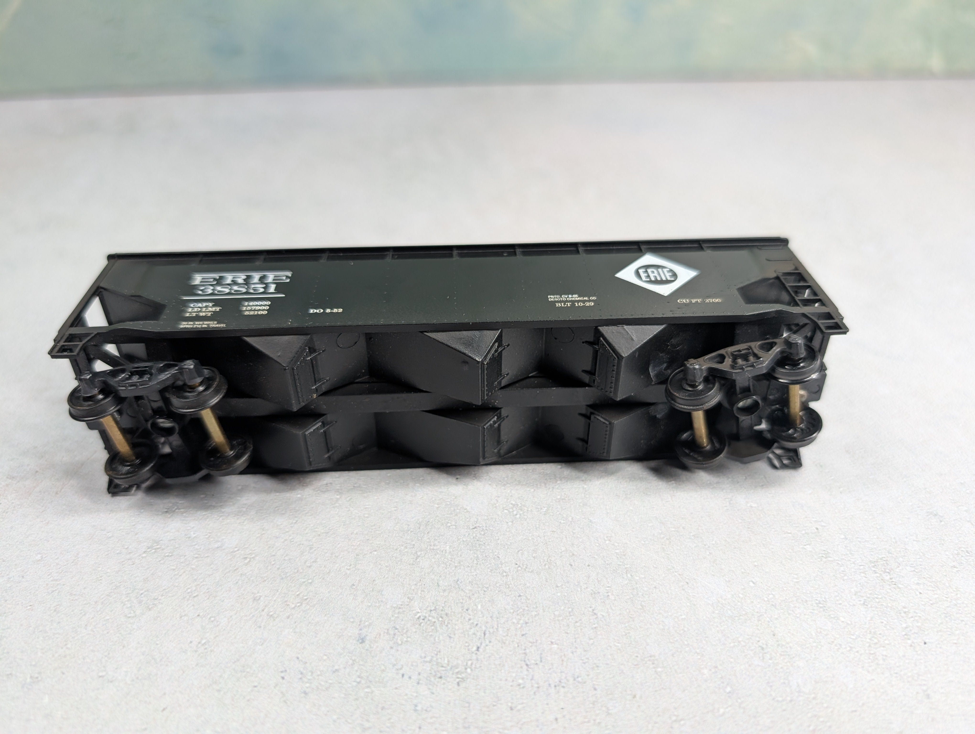 USED Roundhouse HO Scale 3 Bay Rib Side Offer Erie #38851