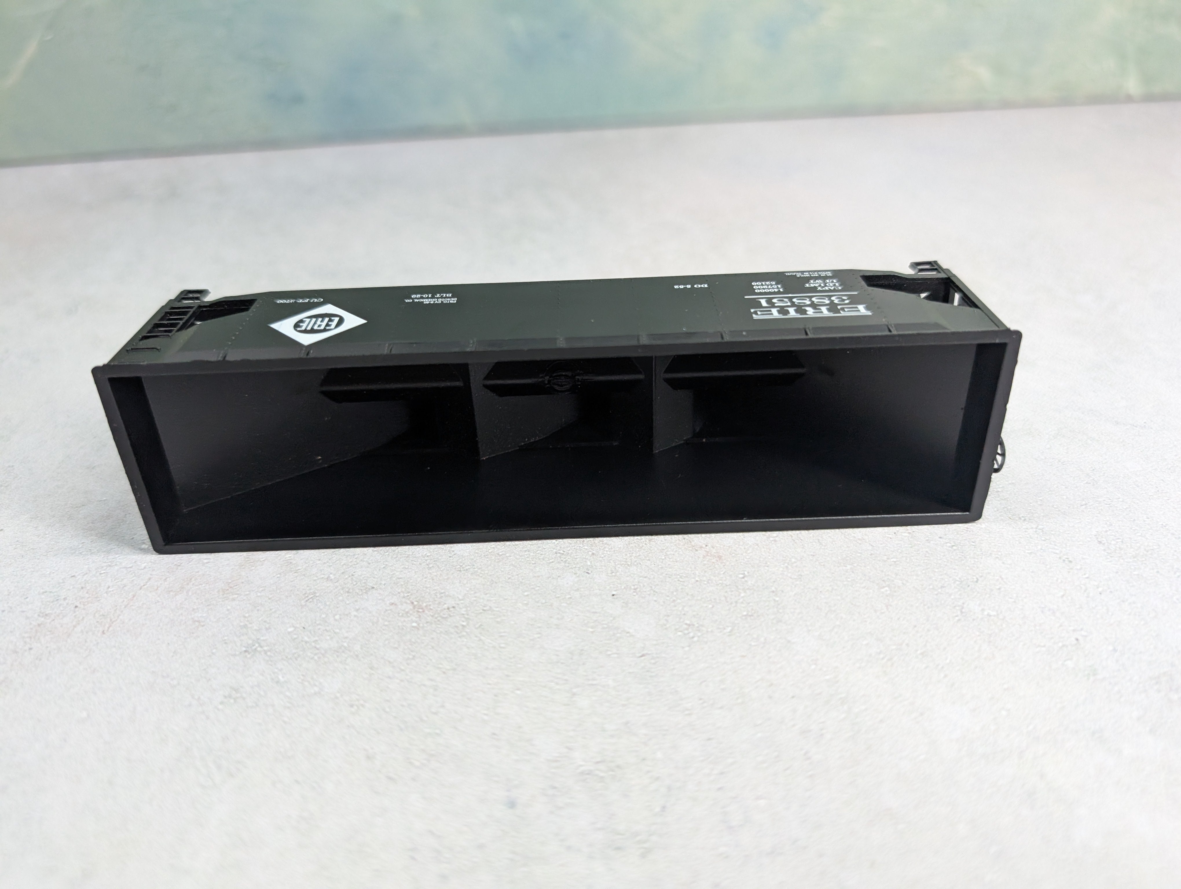 USED Roundhouse HO Scale 3 Bay Rib Side Offer Erie #38851