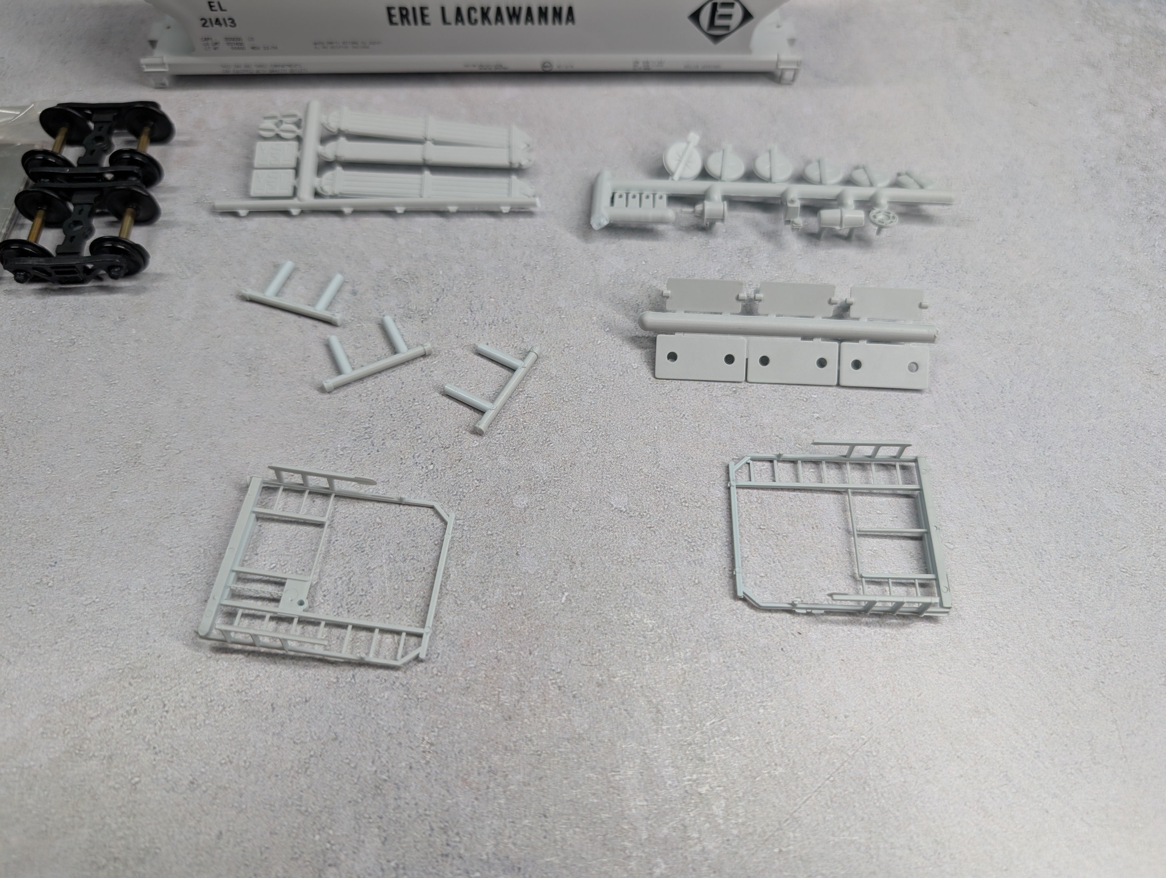 USED Front Range Products 4324 HO Scale ACF 3 Bay Grain Hopper Erie Lackawanna EL #21413 KIT