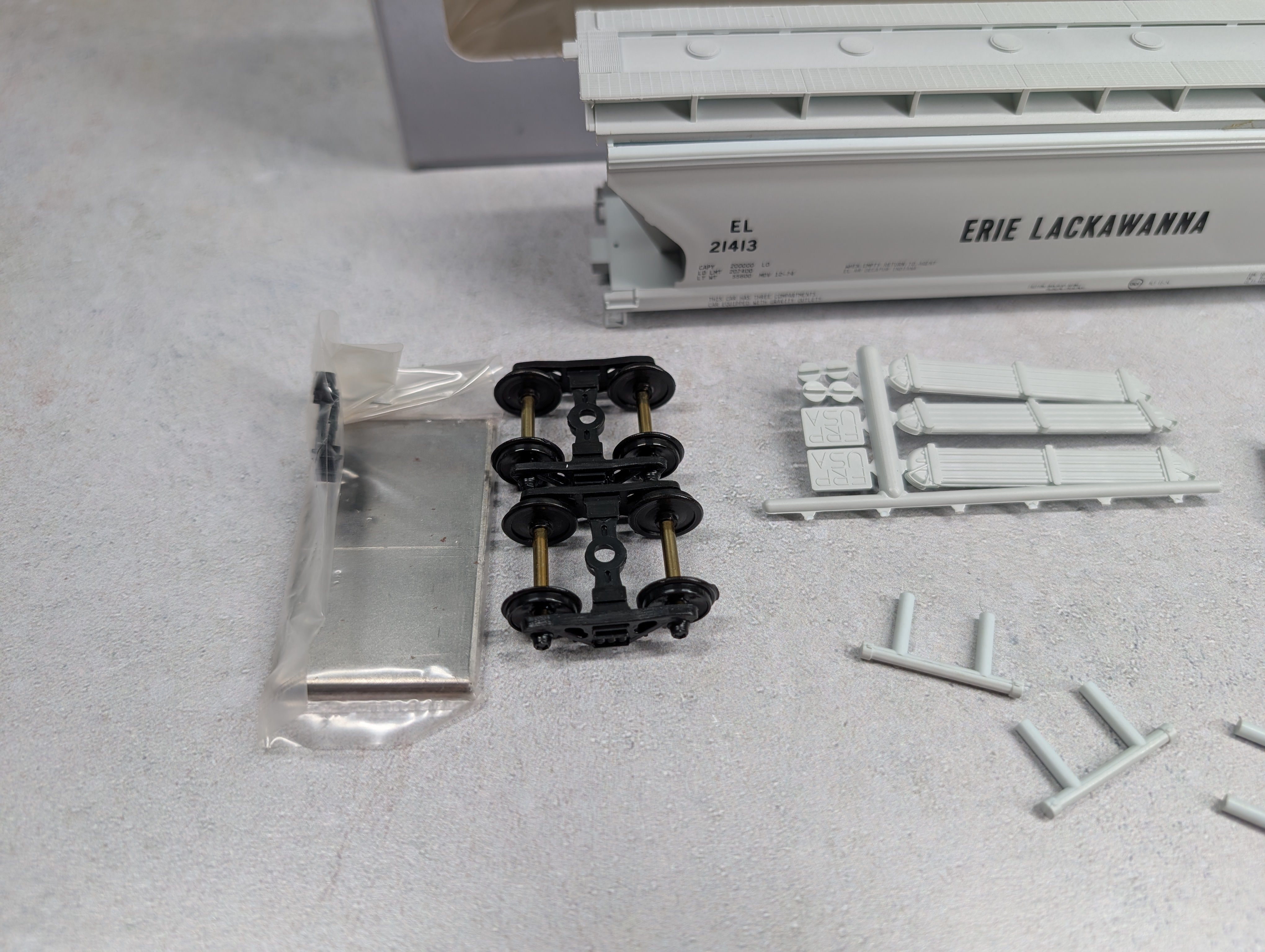 USED Front Range Products 4324 HO Scale ACF 3 Bay Grain Hopper Erie Lackawanna EL #21413 KIT