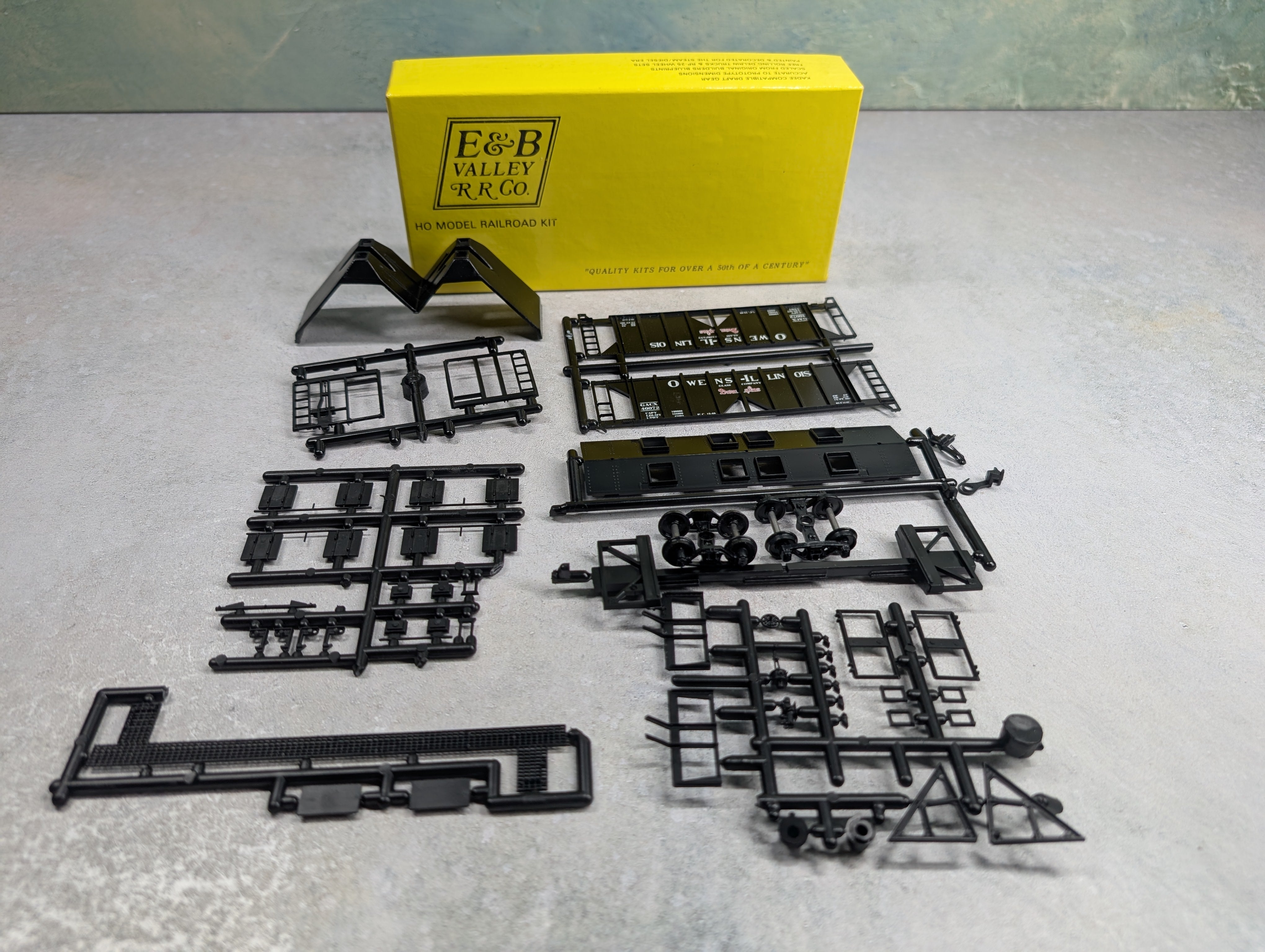 USED E&B Valley HO Scale Covered Hopper Owens Illinois GACX Bev-Bel KIT