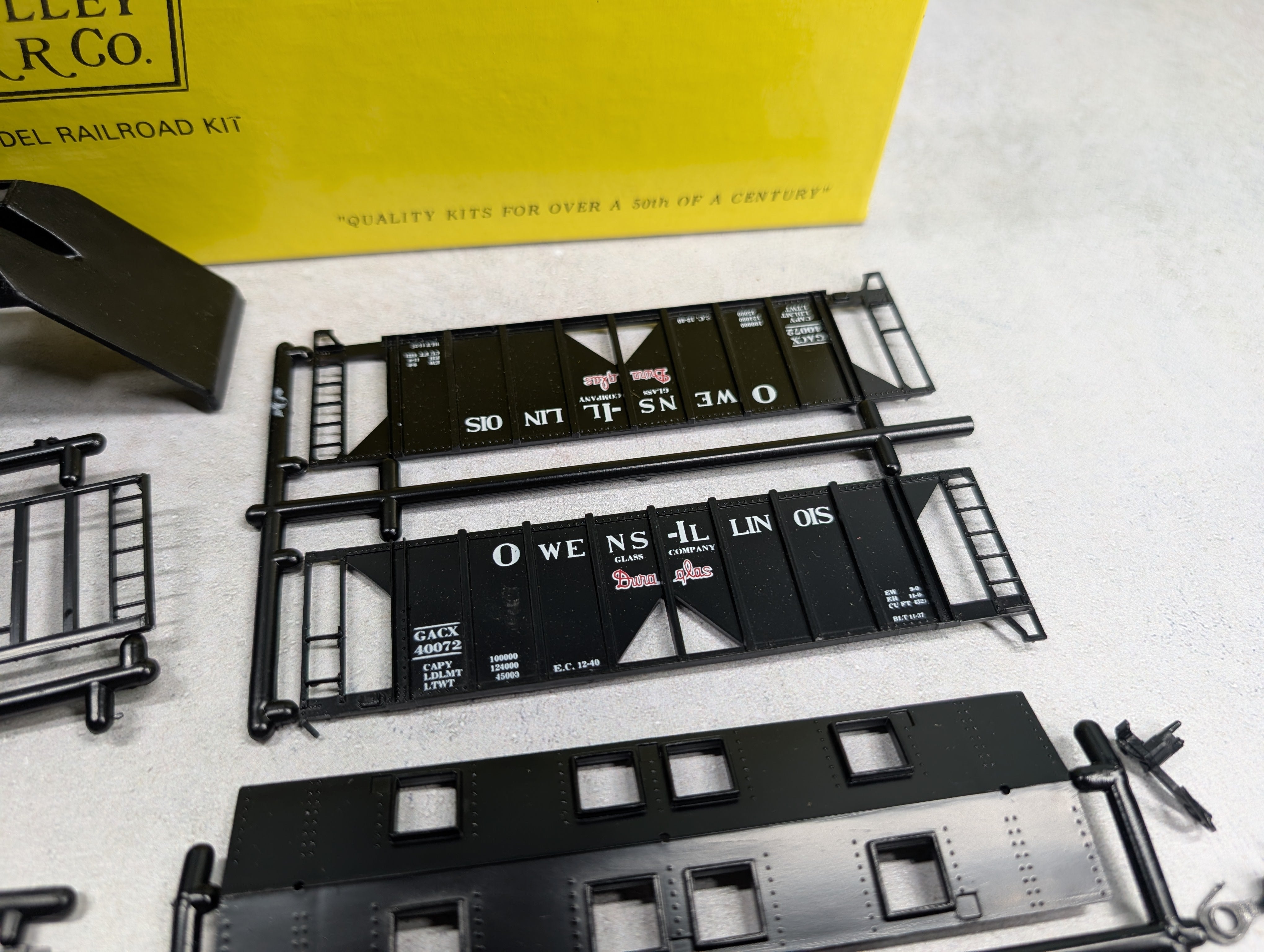 USED E&B Valley HO Scale Covered Hopper Owens Illinois GACX Bev-Bel KIT